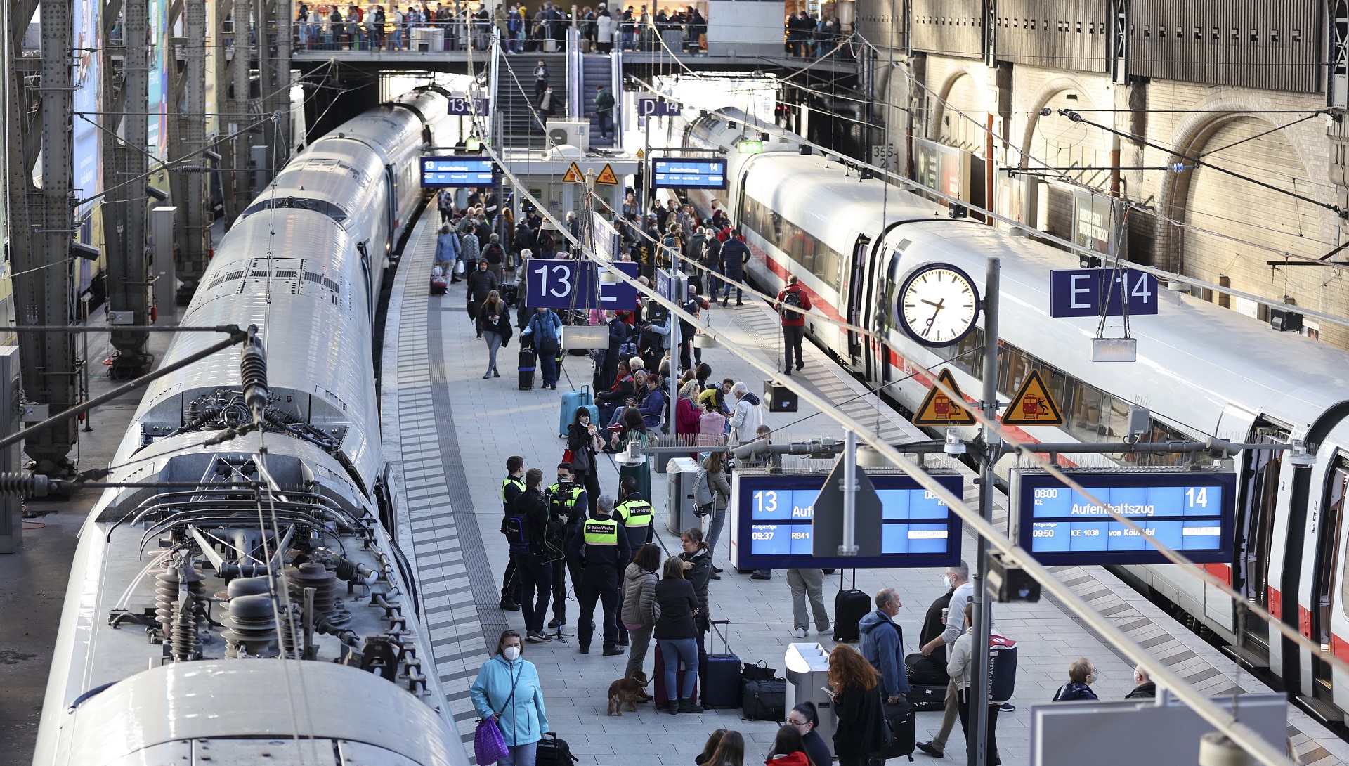 Mitteilungen über verspätete Züge oder eingestellte Züge am Hamburger Bahnhof (DPA via AP)