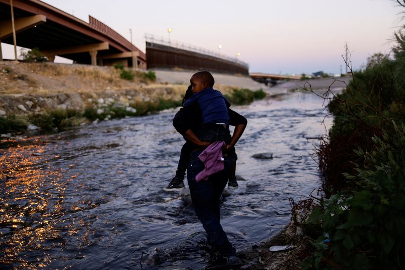 Imagen de archivo. Migrantes que buscan asilo cruzan el río Bravo para entregarse a los agentes de la Patrulla Fronteriza de Estados Unidos y solicitar asilo en El Paso, Texas, EEUU, visto desde Ciudad Juárez, México. 21 de abril de 2022. REUTERS/José Luis González