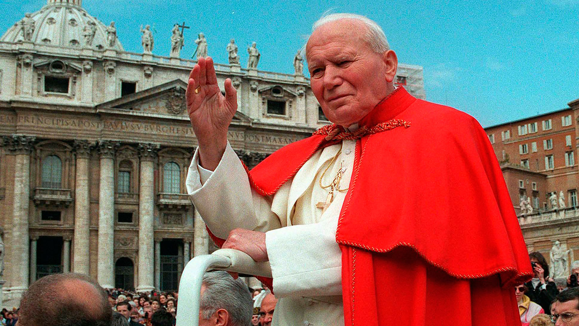 Pave Johannes Paul II på Petersplassen.  I 1997 forklarte han troslæren om Jomfru Marias himmelfart (AP) for de troende.