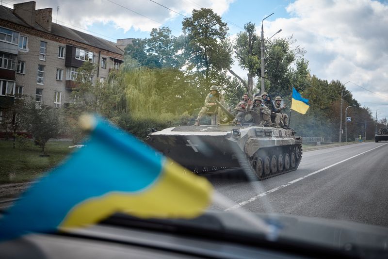 Militares ucranianos en un vehículo de combate blindado en la ciudad de Kupiansk, recientemente liberada (Servicio de Prensa de la Presidencia de Ucrania/Handout via REUTERS)