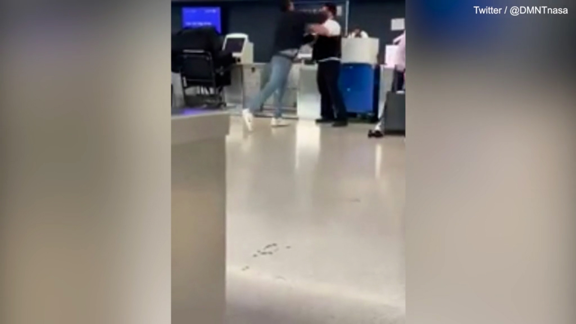 La brutal pelea a golpes entre un jugador de la NFL y un empleado de United Airlines en un aeropuerto de Nueva York