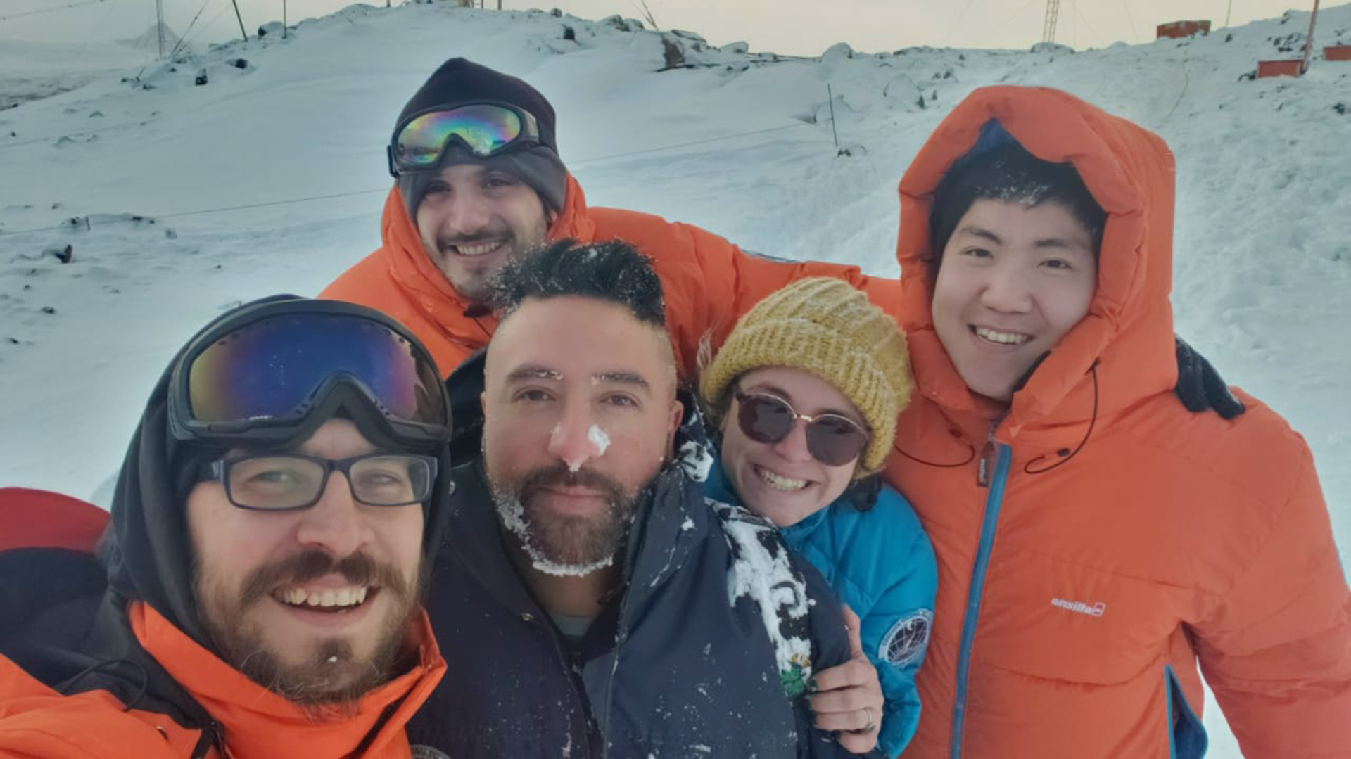 Jazmin Fogel con sus compañeros del Instituto Antártico Argentino: Francisco Pinto, Emmanuel Chang, Ignacio Carnevale y Jonathan Herrera