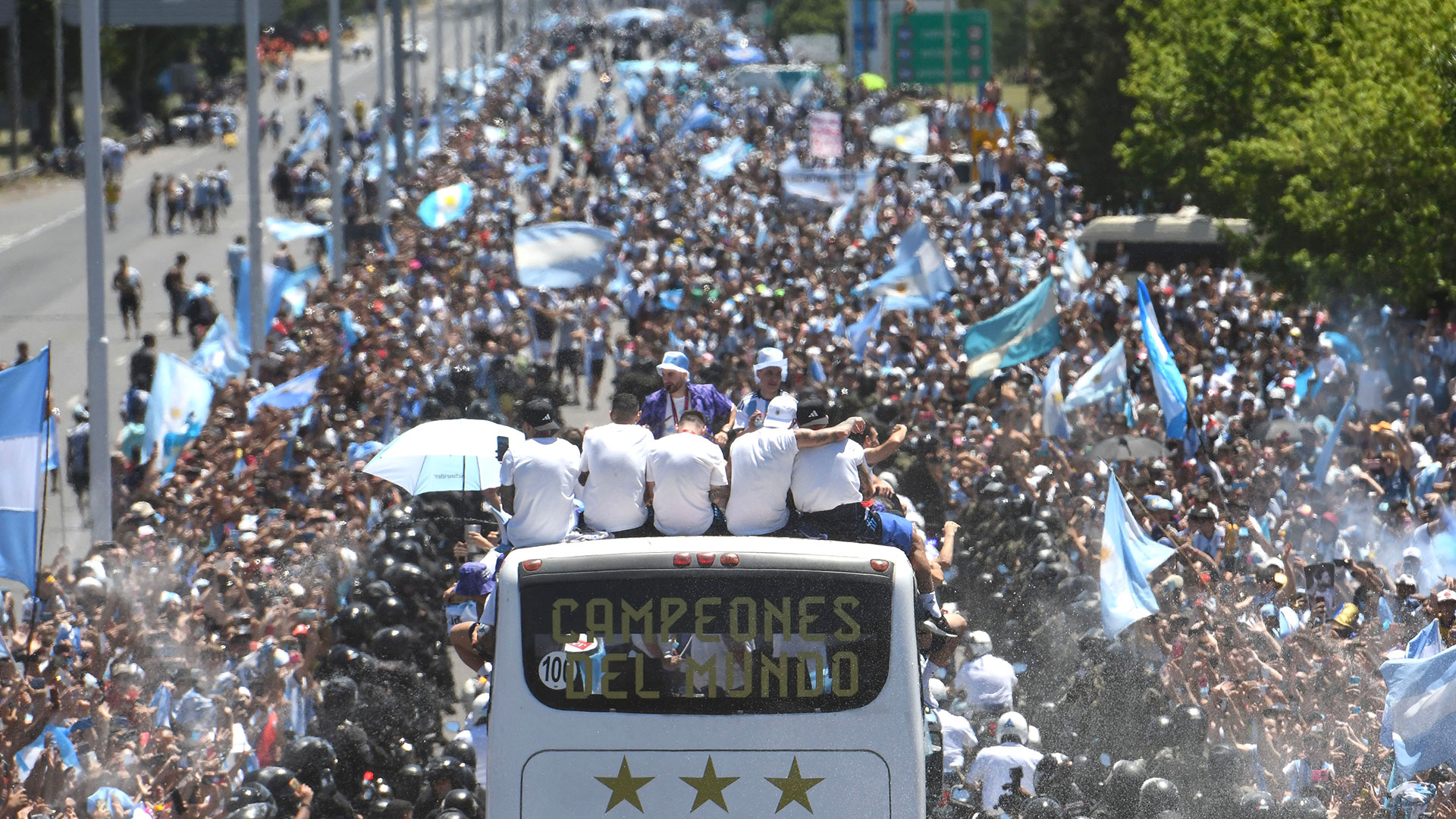 Tras el histórico recibimiento, el público argentino podrá ver a sus ídolos de la Selección en un partido de fútbol (Télam)