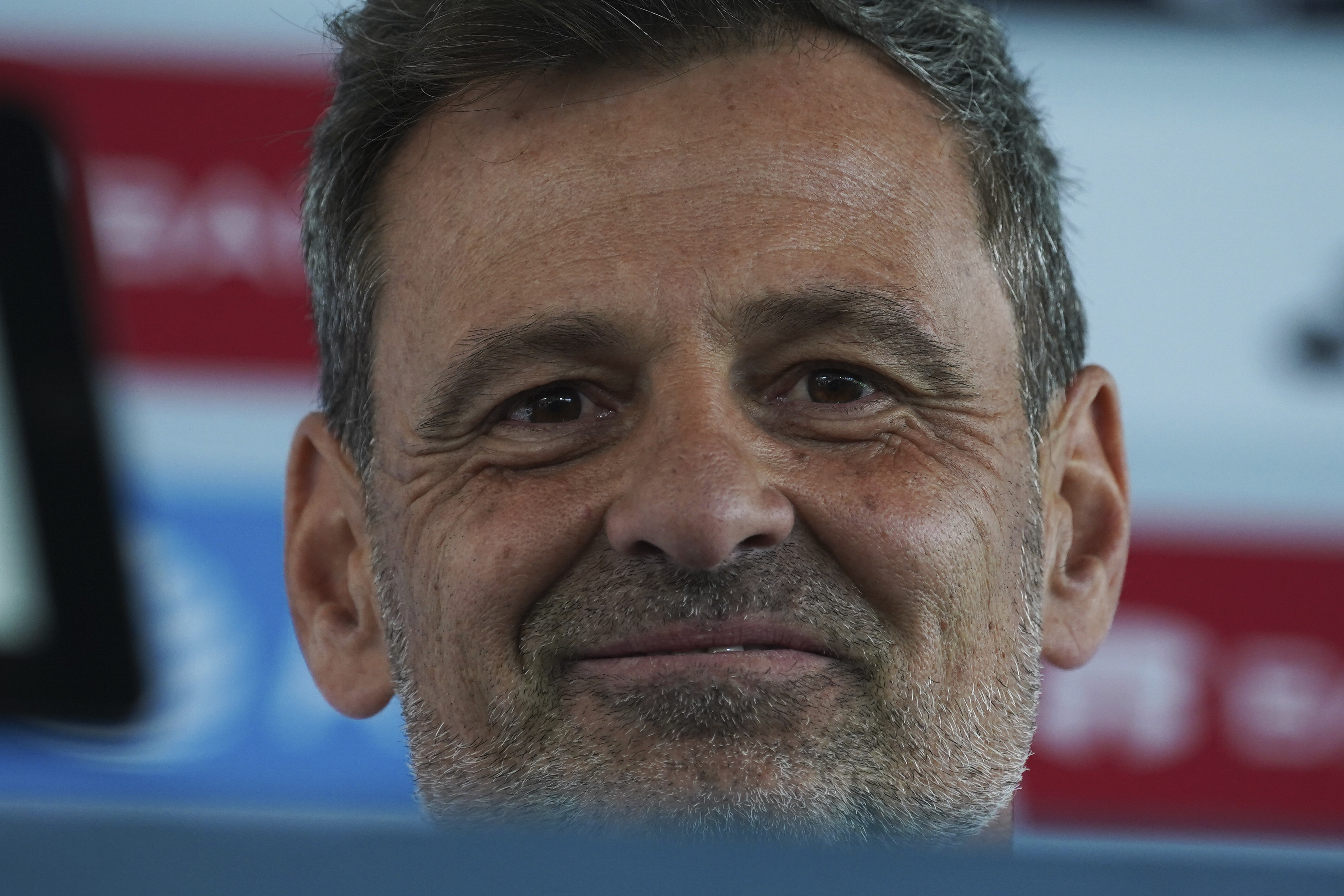 El argentino Diego Cocca sonríe durante la conferencia en que se le presentó como nuevo entrenador de México, el viernes 10 de febrero de 2023 (AP Foto/Marco Ugarte)