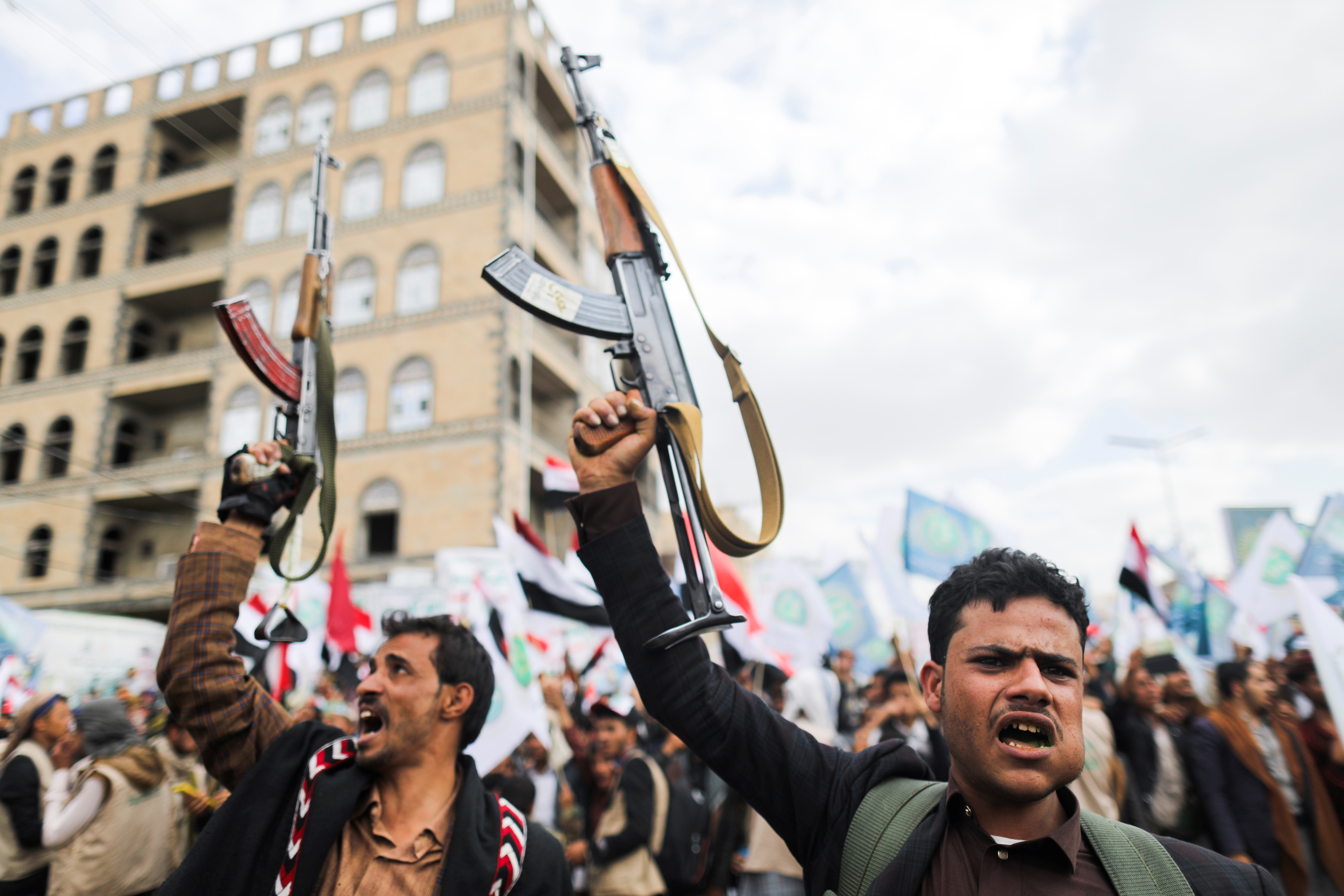 Rebeldes houthis festejando el séptimo aniversario de la toma de la capital yemení , Sanaa. REUTERS/Khaled Abdullah