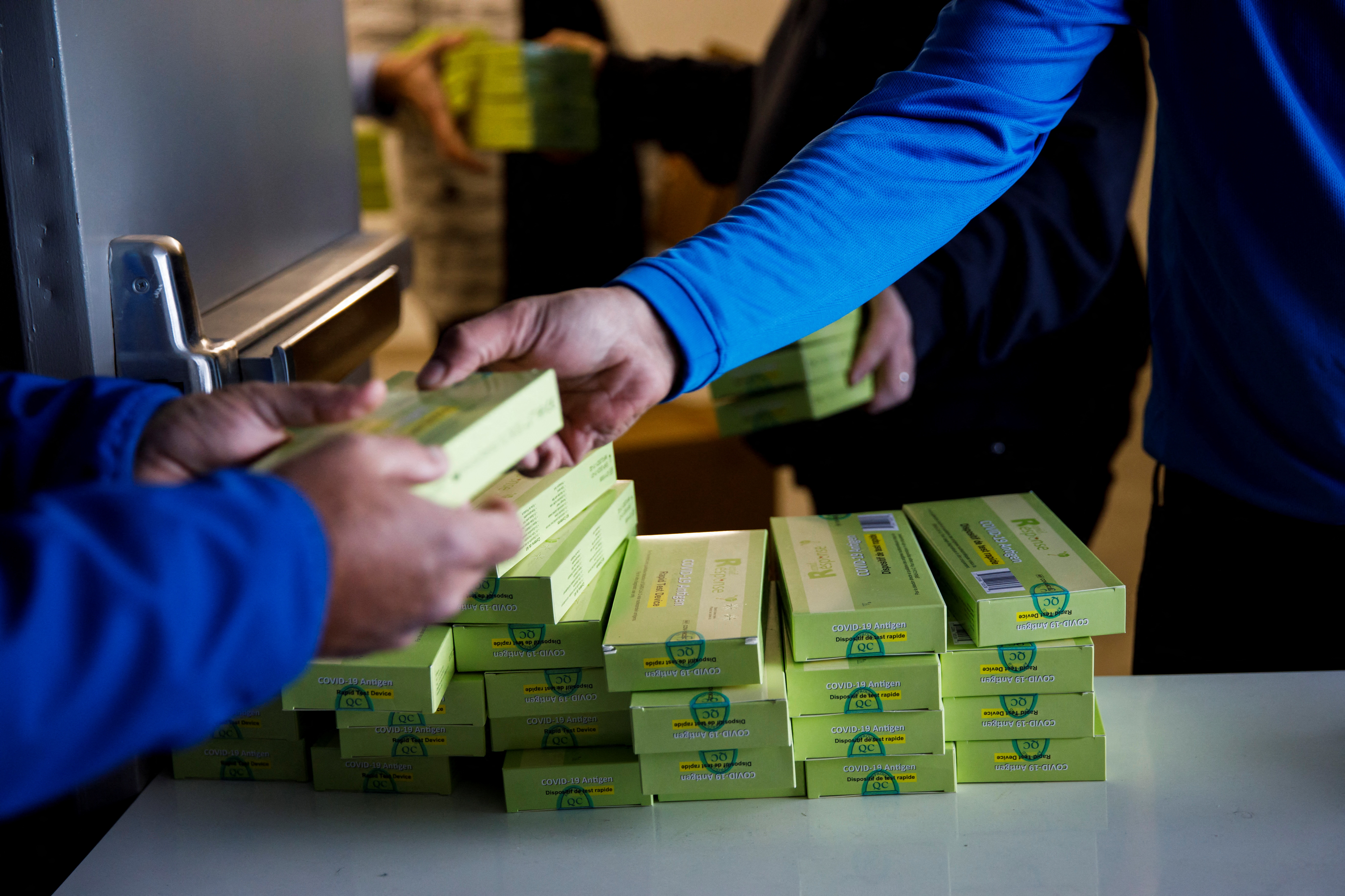 Una caja con un test de antígenos para uso domiciliario en Toronto, Canadá (REUTERS/Cole Burston)