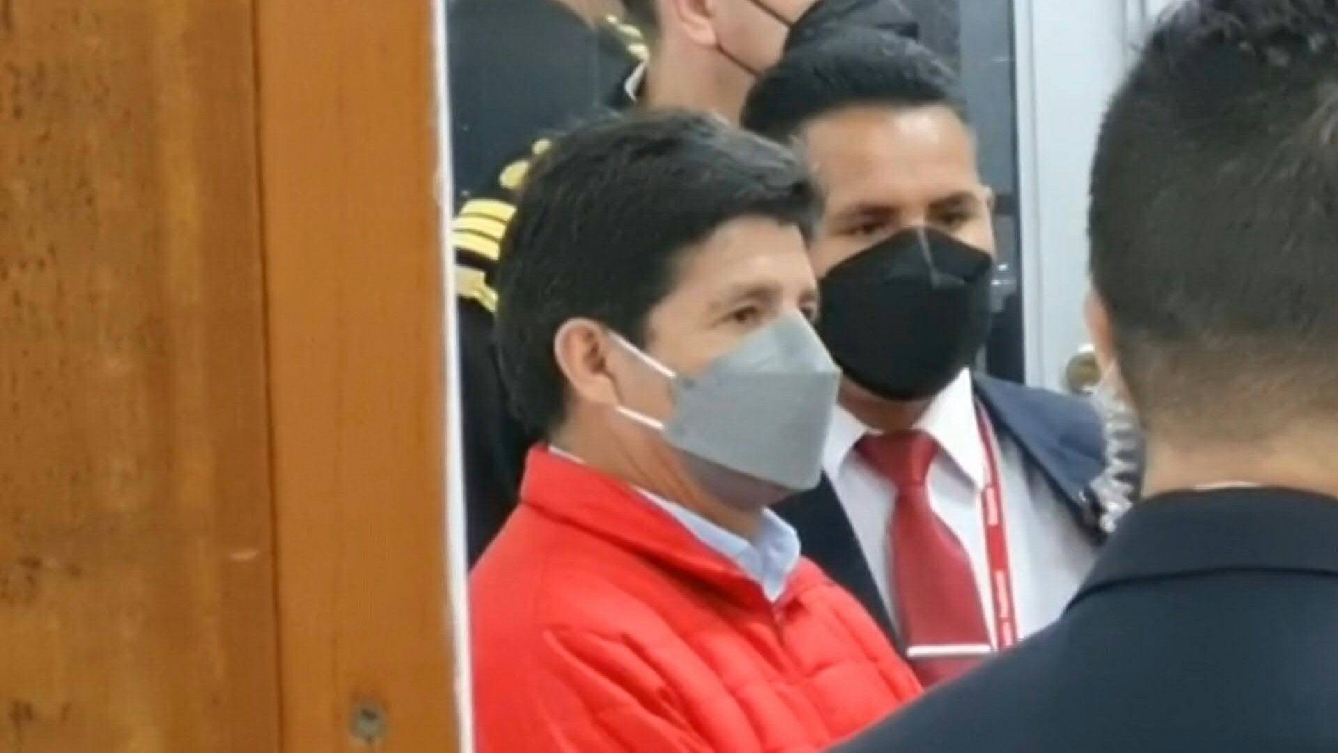 El presidente de Perú, Pedro Castillo, compareció el lunes en la fiscalía donde se le acusa de dirigir una supuesta red de corrupción que operaría desde el palacio de gobierno.