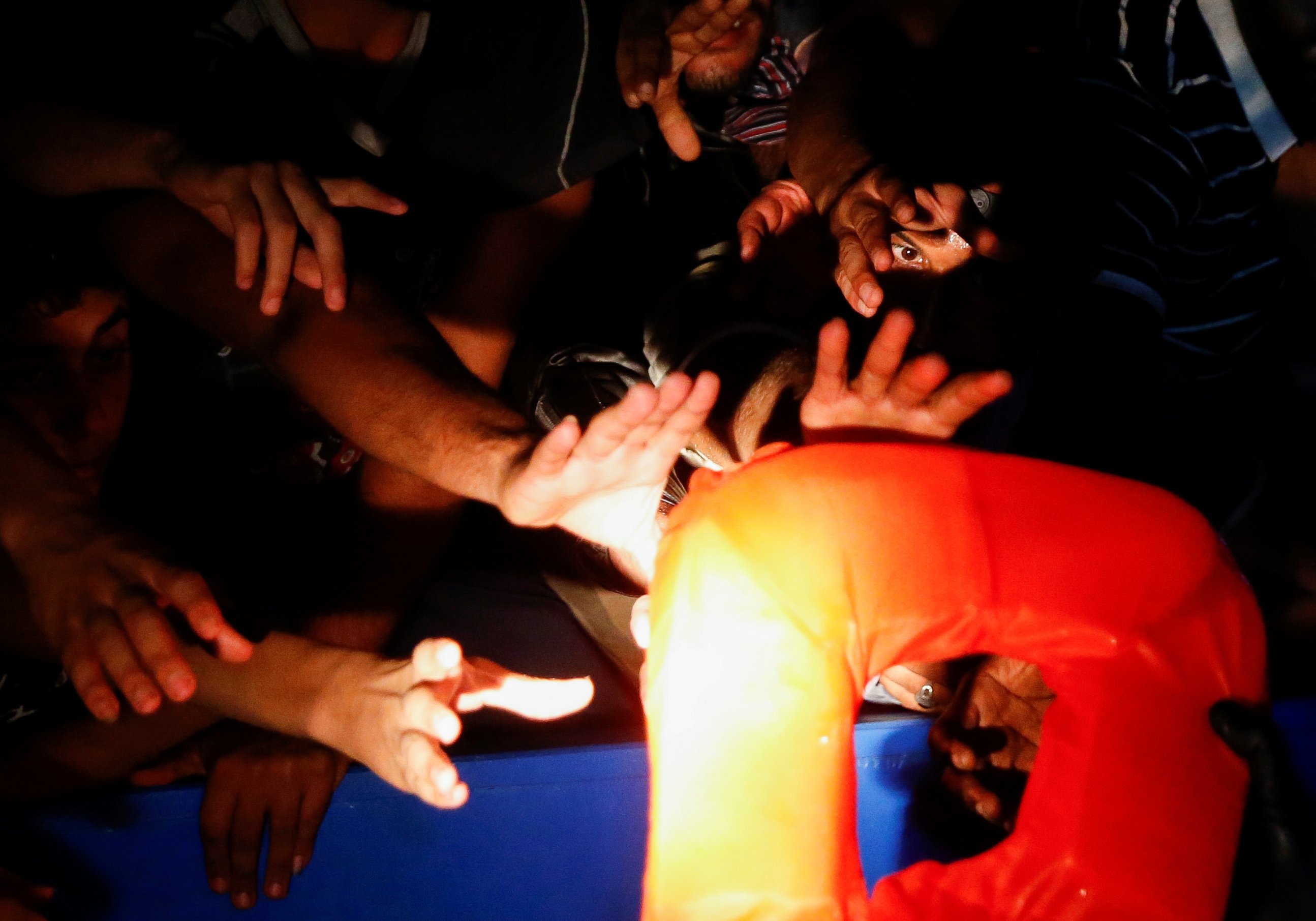 Náufragos intentan llegar a los chalecos distribuidos por rescatistas (Reuters/archivo)