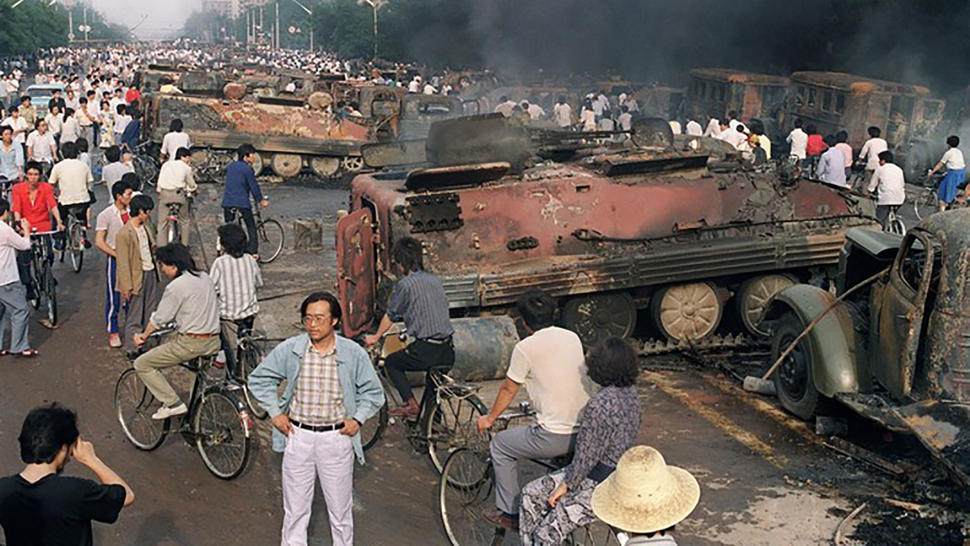 Transportes blindados de tropas destruidos durante los disturbios (AFP)
