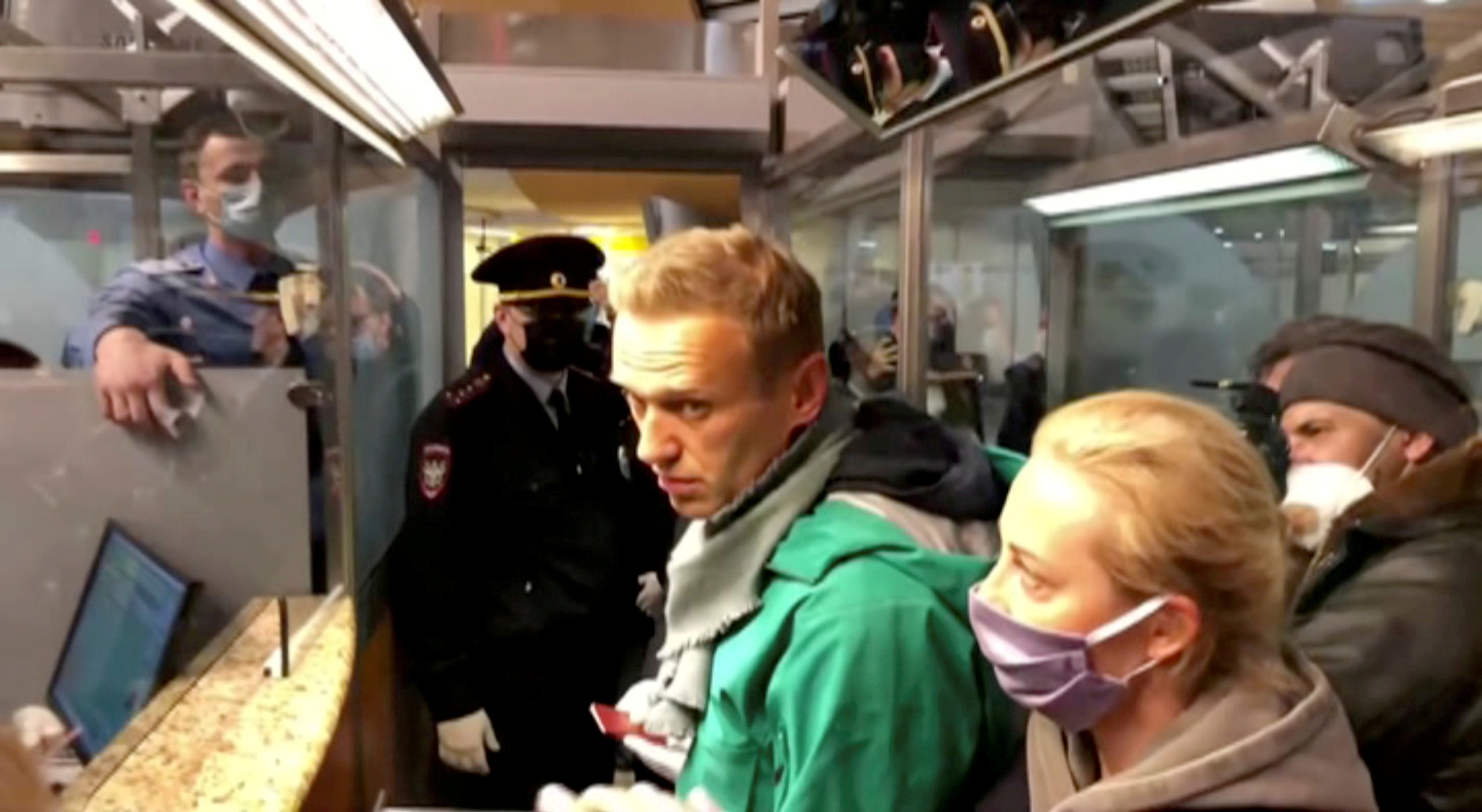Agentes de la ley hablando con el político opositor ruso Alexei Navalny antes de llevarlo al aeropuerto Sheremetyevo en Moscú, Rusia, el 17 de enero de 2021. REUTERS / Reuters TV / Foto de archivo / Foto de archivo / Foto de archivo