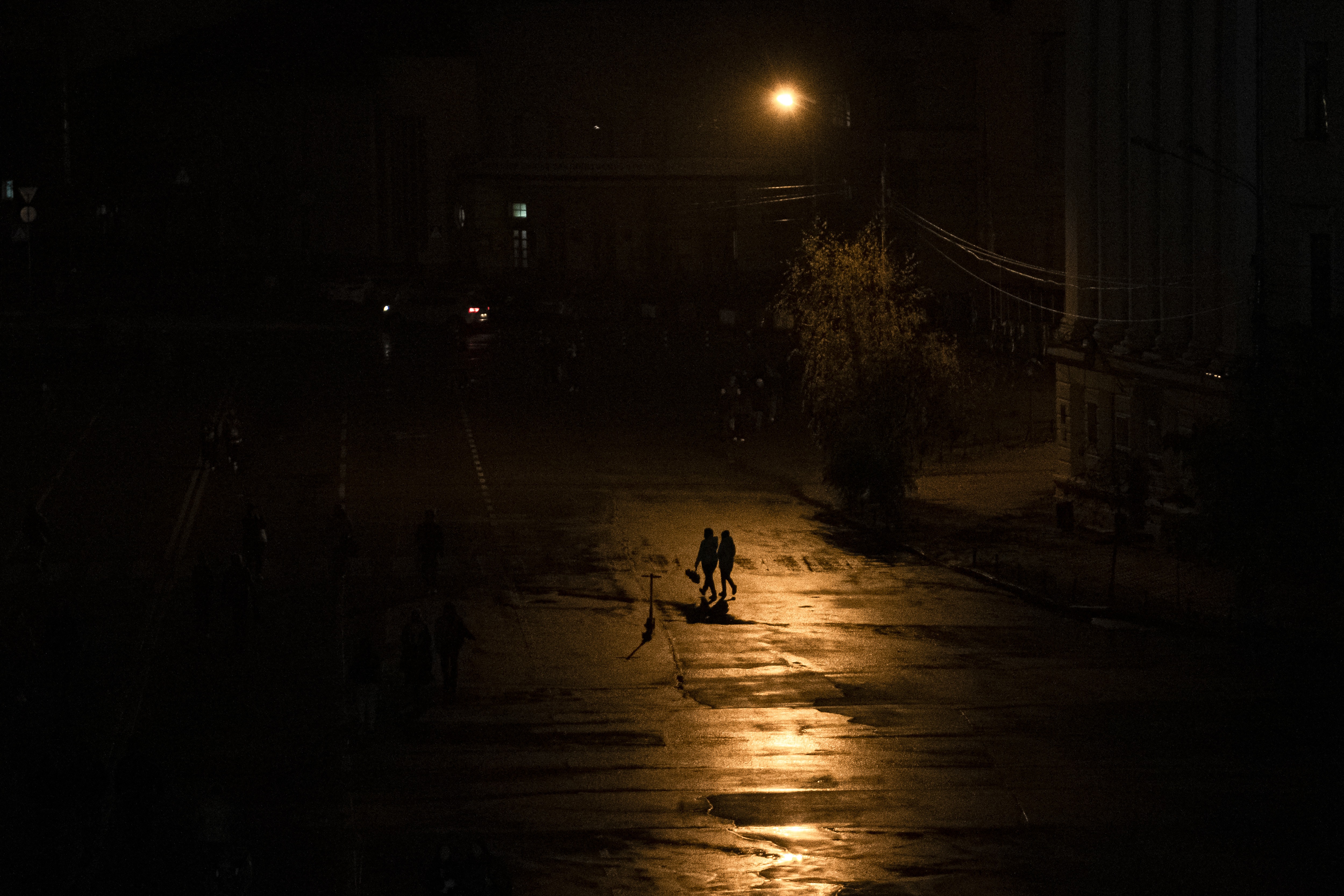 Una calle de Kiev sin luz.  En la capital estaba previsto que se produjeran apagones rotatorios cada hora el domingo en algunas partes de la ciudad y la región circundante. (AP Photo/Andrew Kravchenko)