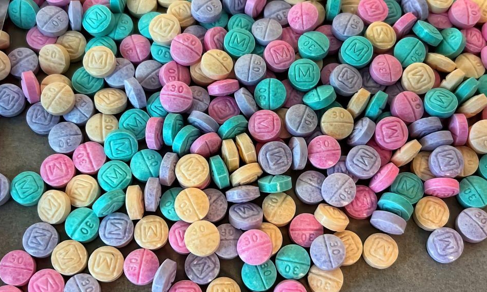 Los narcos innovaron en su oferta con píldoras de colores conocidas como fentanilo arcoíris  (Foto: DEA)