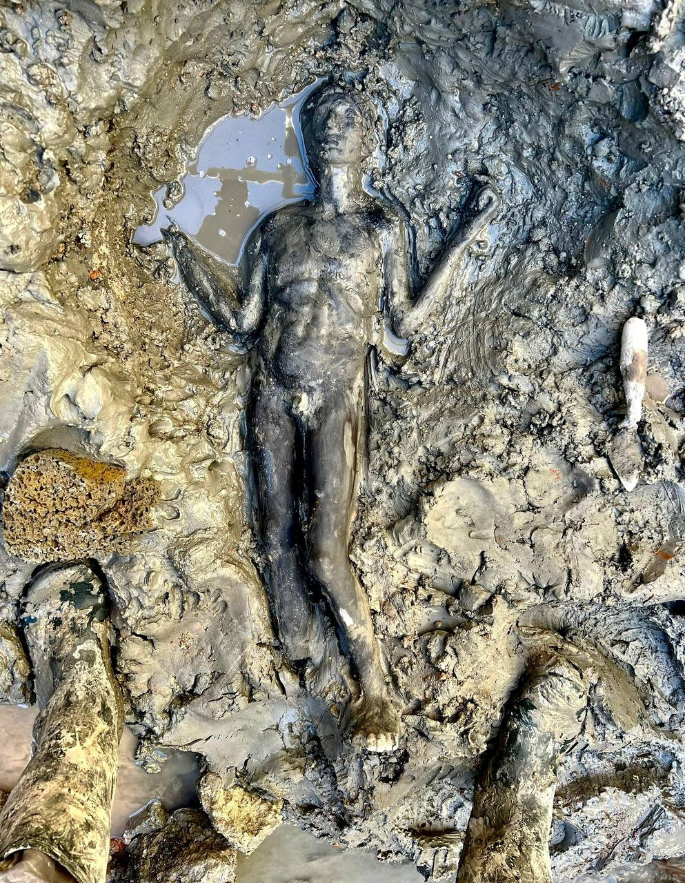 Una estatua de bronce de 2.300 años de antigüedad recién descubierta yace en el suelo en San Casciano dei Bagni, Italia, en esta fotografía obtenida por Reuters el 8 de noviembre de 2022 (Ministero della Cultura/Handout via REUTERS)
