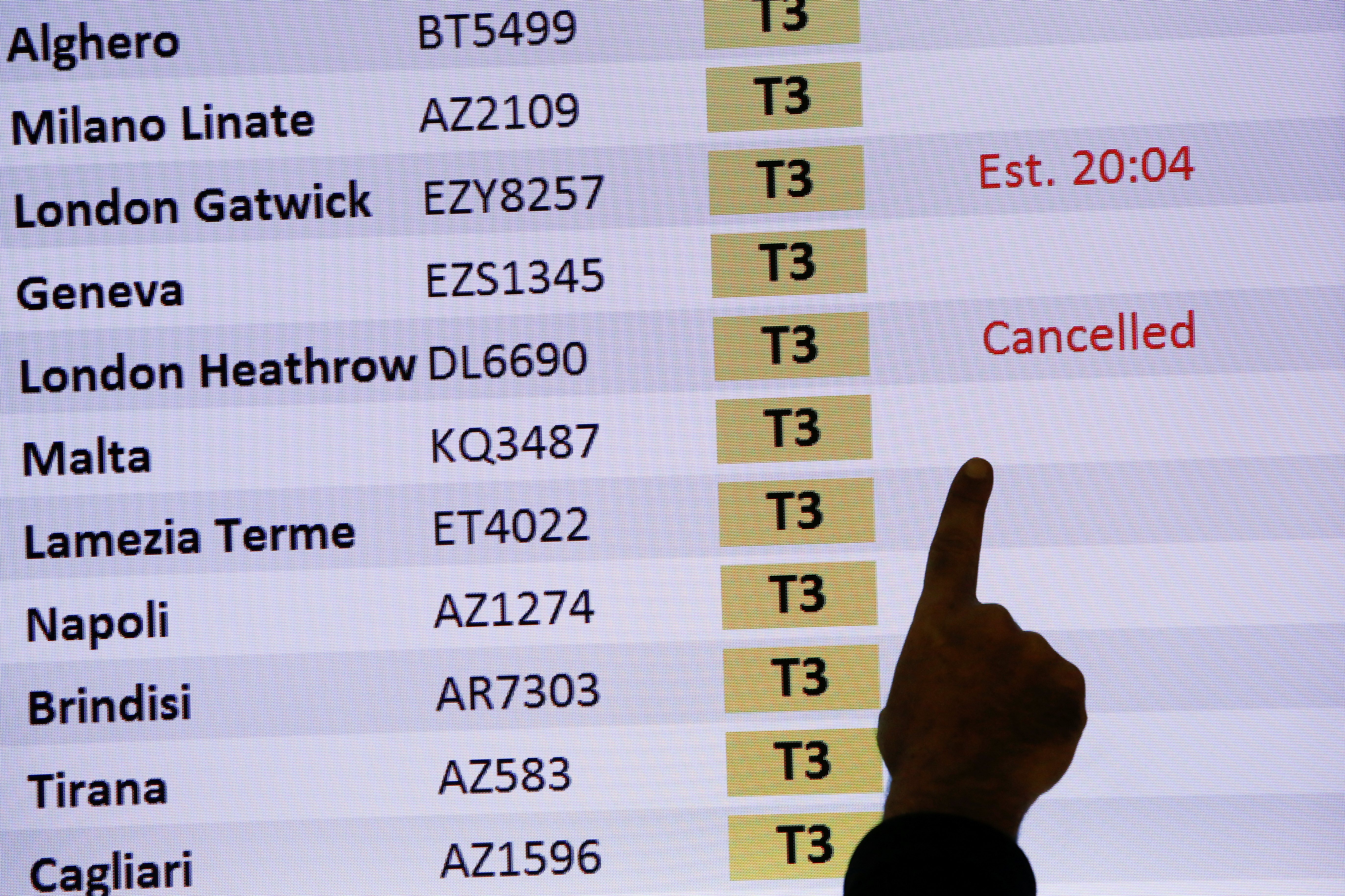 Un tablero de llegadas muestra un vuelo cancelado de Londres en el aeropuerto de Fiumicino después de que el gobierno italiano anunciara que todos los vuelos hacia y desde el Reino Unido se suspenderán por temor a una nueva cepa del coronavirus