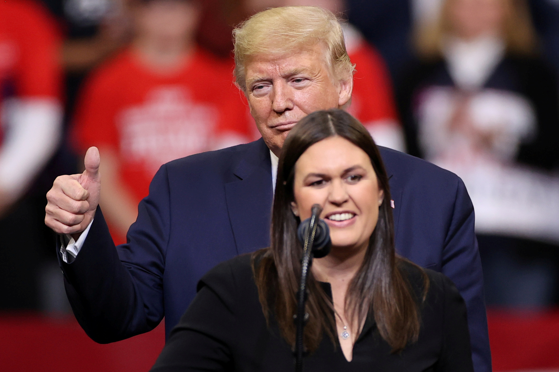 Sanders abrazó la retórica de Trump durante su candidatura a gobernadora y adoptó muchos de sus objetivos favoritos, incluyendo la teoría racial crítica y los medios de comunicación nacionales. (REUTERS)