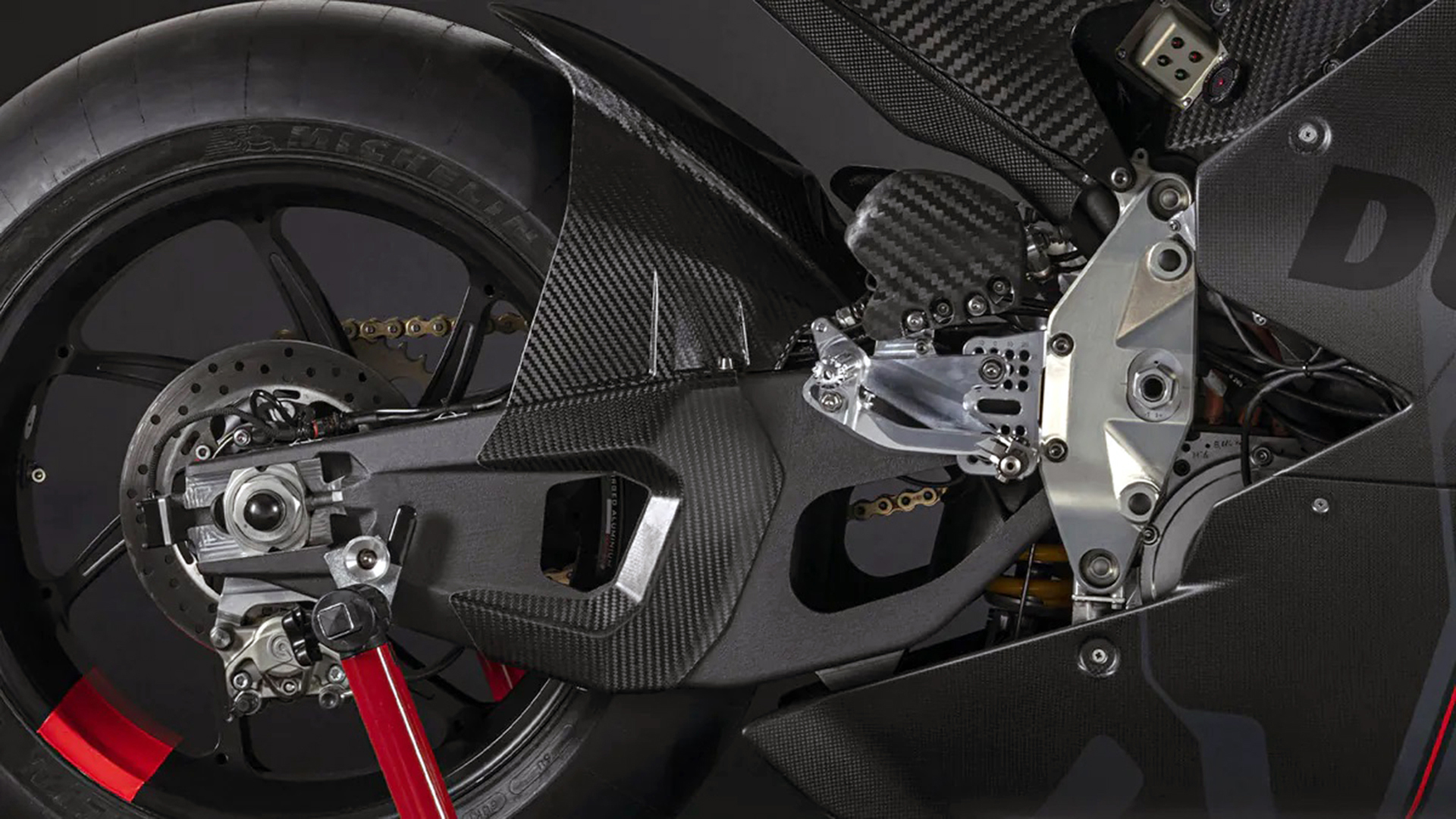 I stedet for en forbrenningsmotor som MotoGP Desmocedici, har Ducati V21L en 150 hk elektrisk motor.