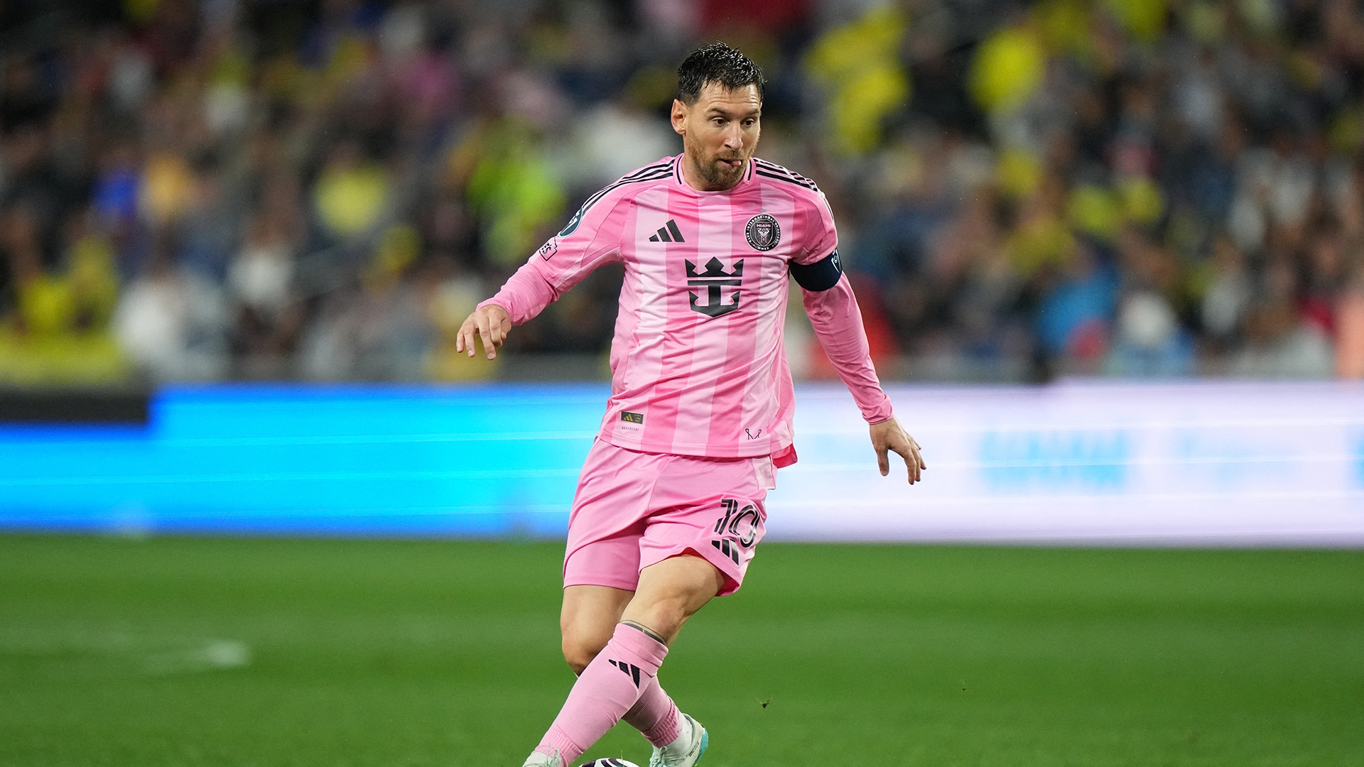 Sin recorrido y con la marca encima: el espectacular gol de Nicol&aacute;s Barros Schelotto en el triunfo de Gimnasia ante Banfield