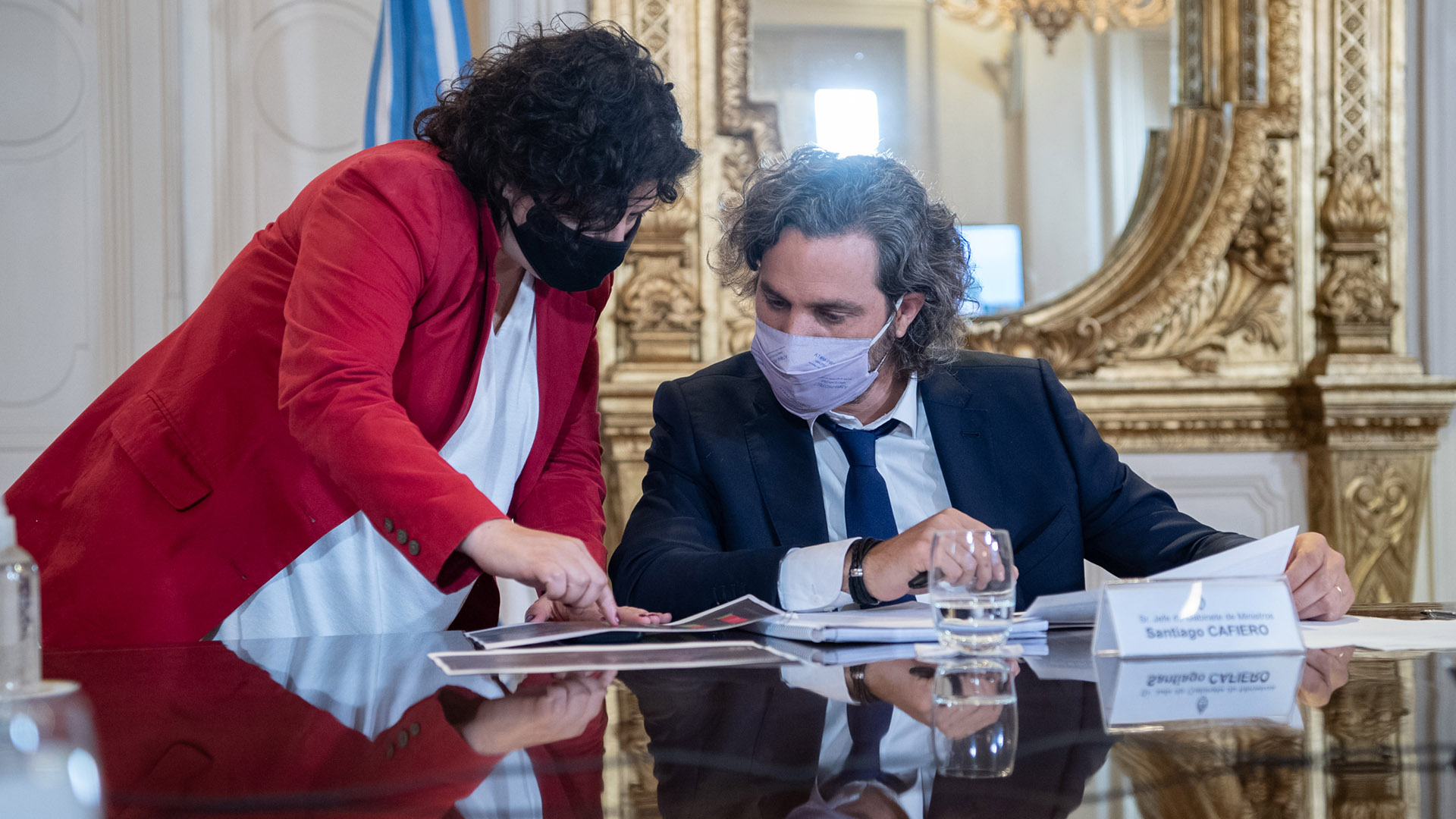 La ministra de Salud, Carla Vizzotti, junto al jefe de Gabinete, Santiago Cafiero durante la reunión en la Casa Rosada