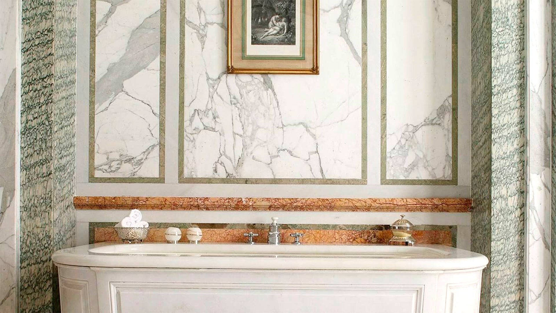 The luxurious bathtub in the bathroom of the room where Robert De Niro, his partner and his daughter are staying
