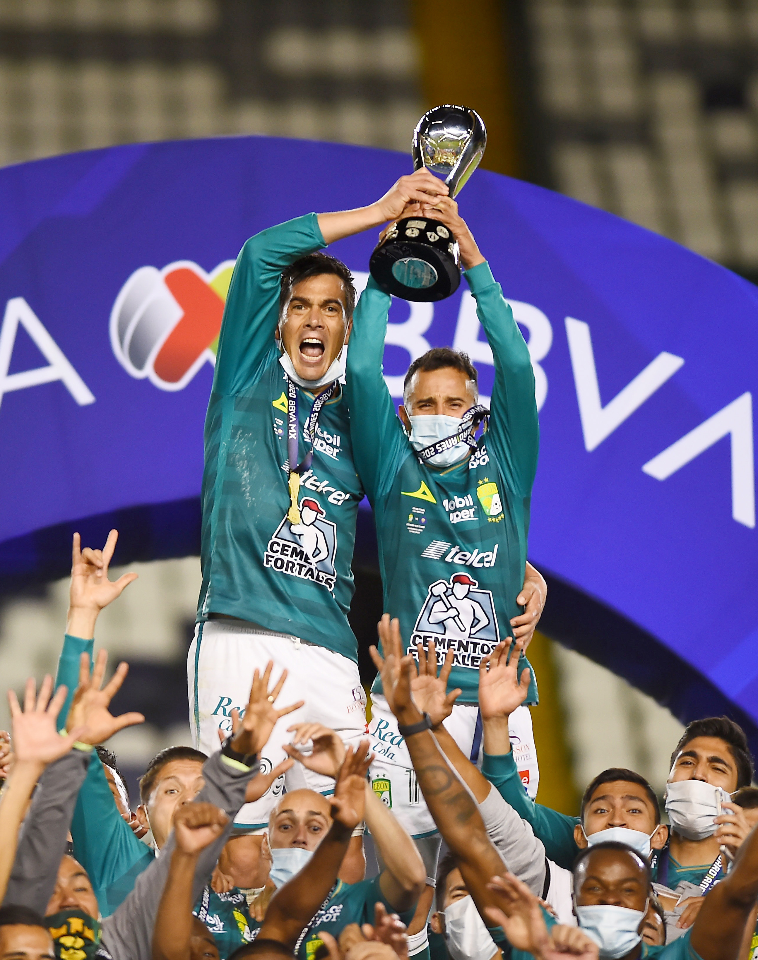 Juan González y Luis Montes celebran. Estadio León, México. El 13 de diciembre de 2020.