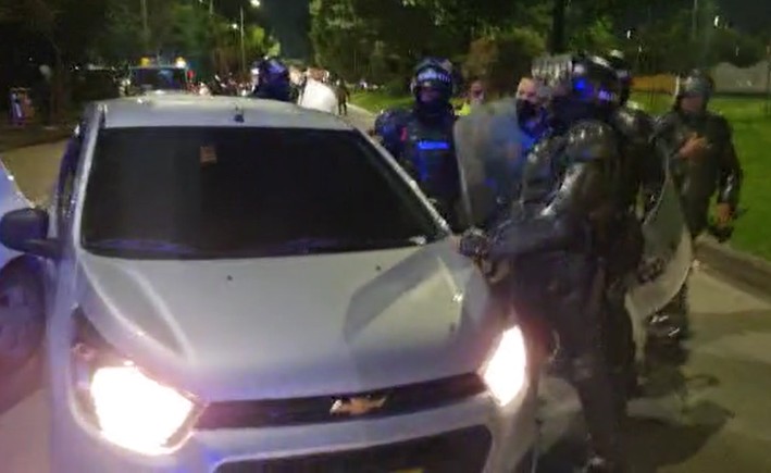 Uniformado rompió el vidrio de un vehículo en manifestaciones de Bogotá: lo que dijo el Presidente y las explicaciones de la Policía