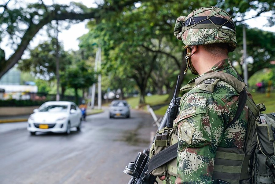 Miembros del Ejército y la Policía removieron el 30 de mayo de 2021 las barricadas que se encontraban ubicadas en el barrio Meléndez, un punto estratégico de una de las vías principales de la ciudad de Cali. / Colprensa