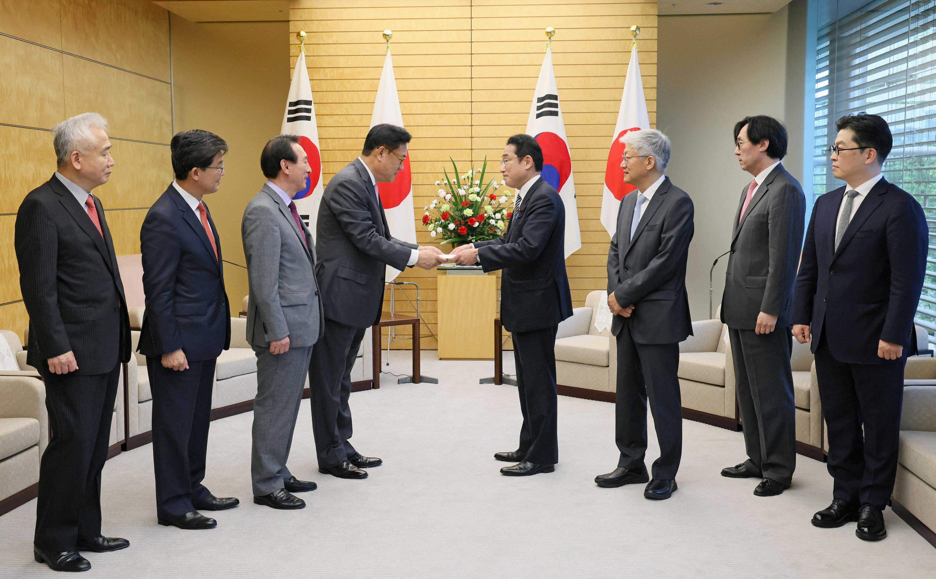 Fumio Kishida con una delegación de Corea del Sur 