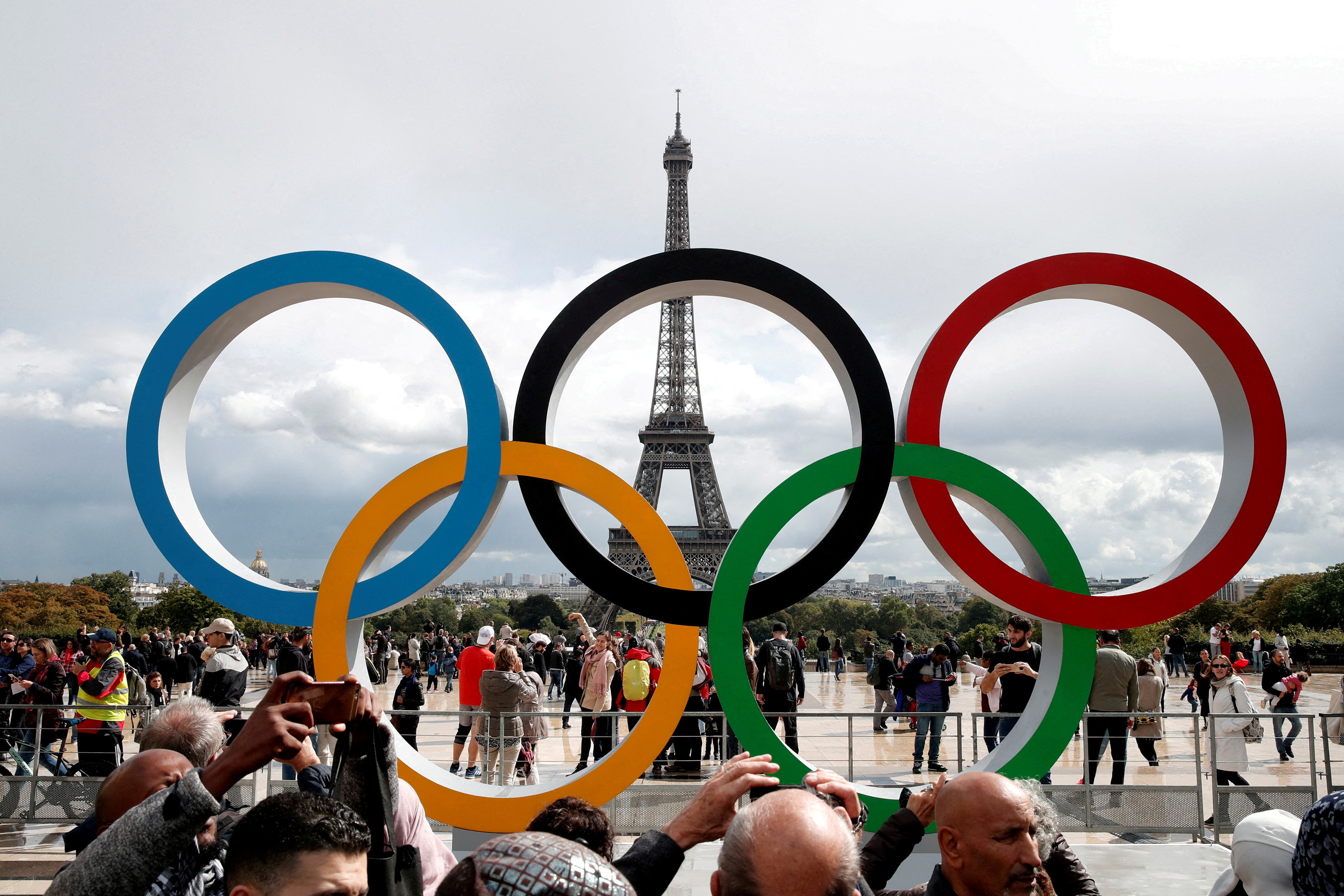 Los anillos olímpicos para celebrar el anuncio oficial del COI de que París ganó la candidatura olímpica de 2024 se ven frente a la Torre Eiffel, en la plaza del Trocadero de París.