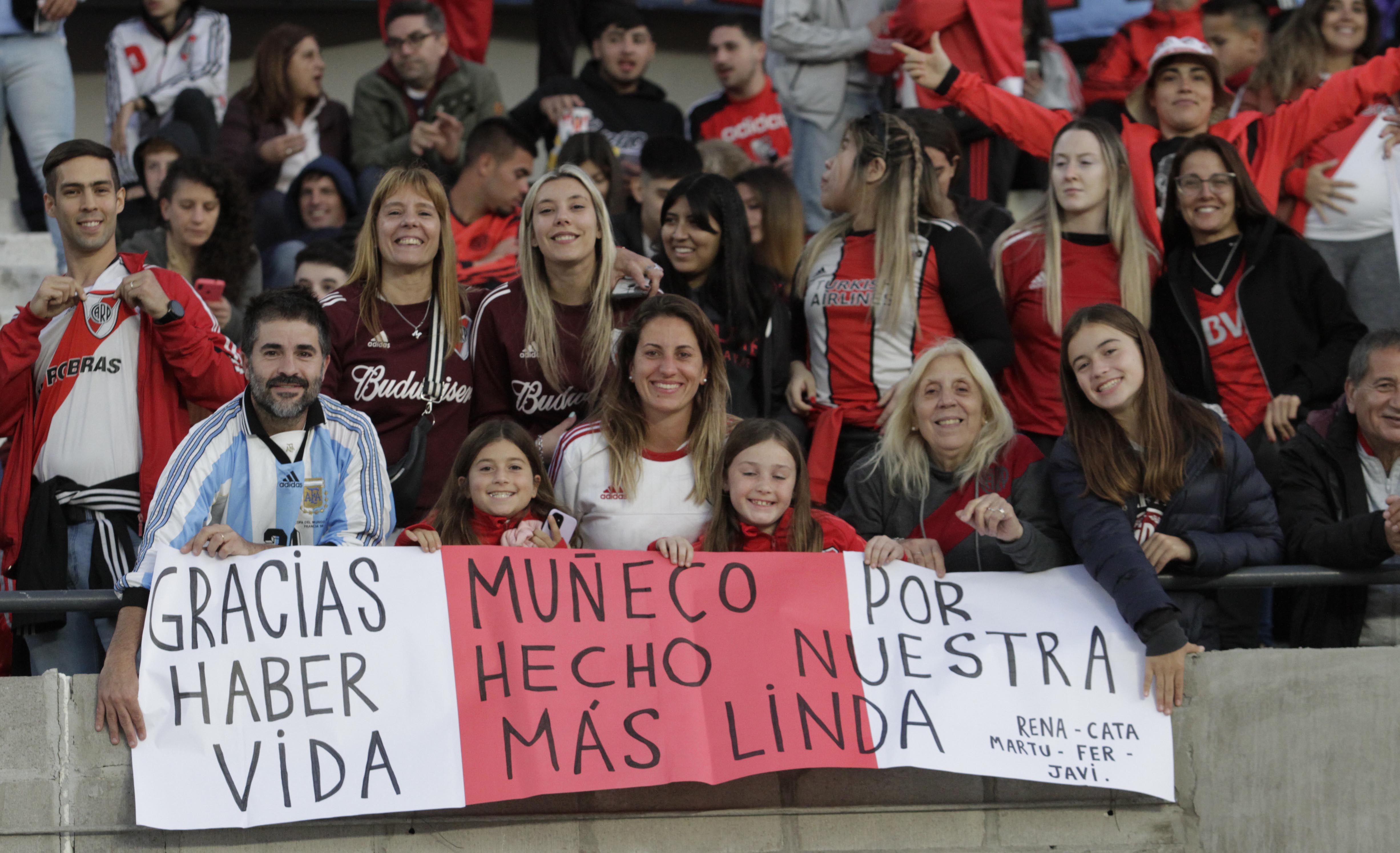 "Gracias Muñeco por haber hecho nuestra vida más linda": uno de los carteles que poblaron el hogar de River Plate para el ex enlace