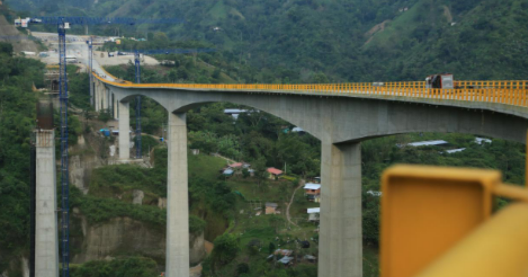 Two police officers prevented a woman from committing suicide on the Puente de La Vida in Ibagué.  Credit: National Infrastructure Agency