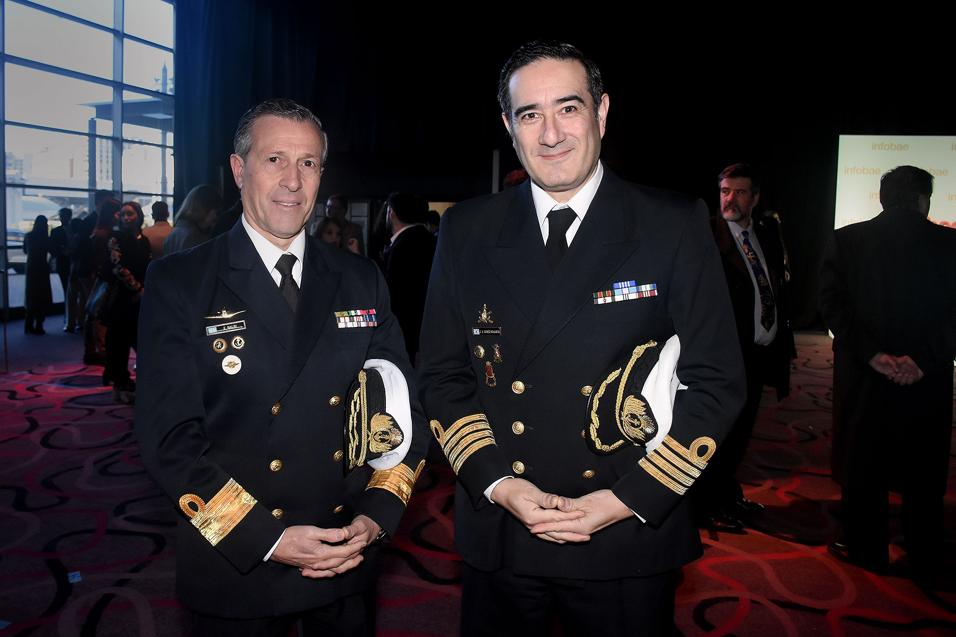 Enrique Balbi, director de intereses marítimos de la Armada junto al capitán de navío Carlos Gómez Nolasco