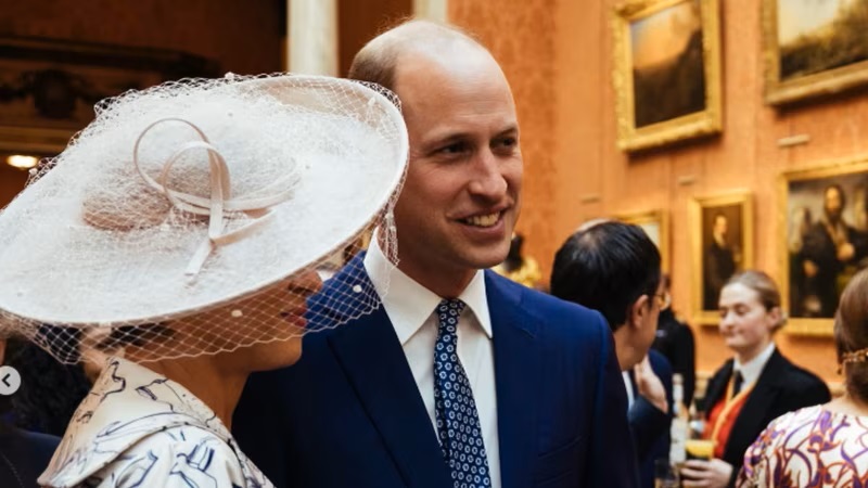 La primera dama de Colombia, Verónica Alcocer, conversando con el príncipe William. / Instagram príncipes de Gales