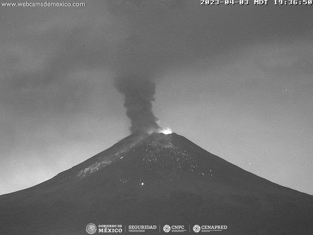 Exhalation of the Popocatépetl volcano.  (Civil Protection State of Mexico)