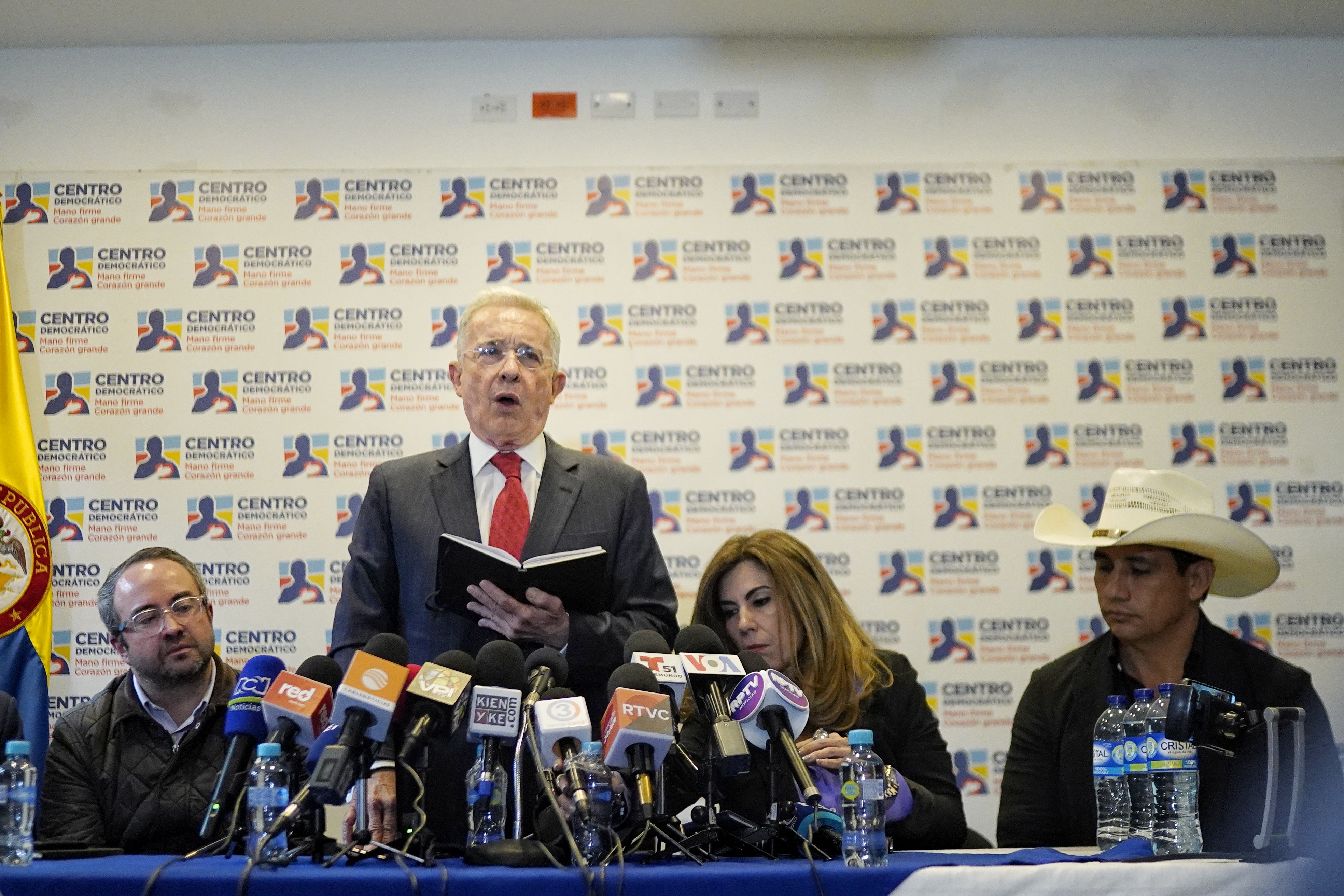 Former President Álvaro Uribe made statements to the media after meeting with President-elect Gustavo Petro at the Democratic Center party's headquarters.  (Colprensa-Sergio Acero)