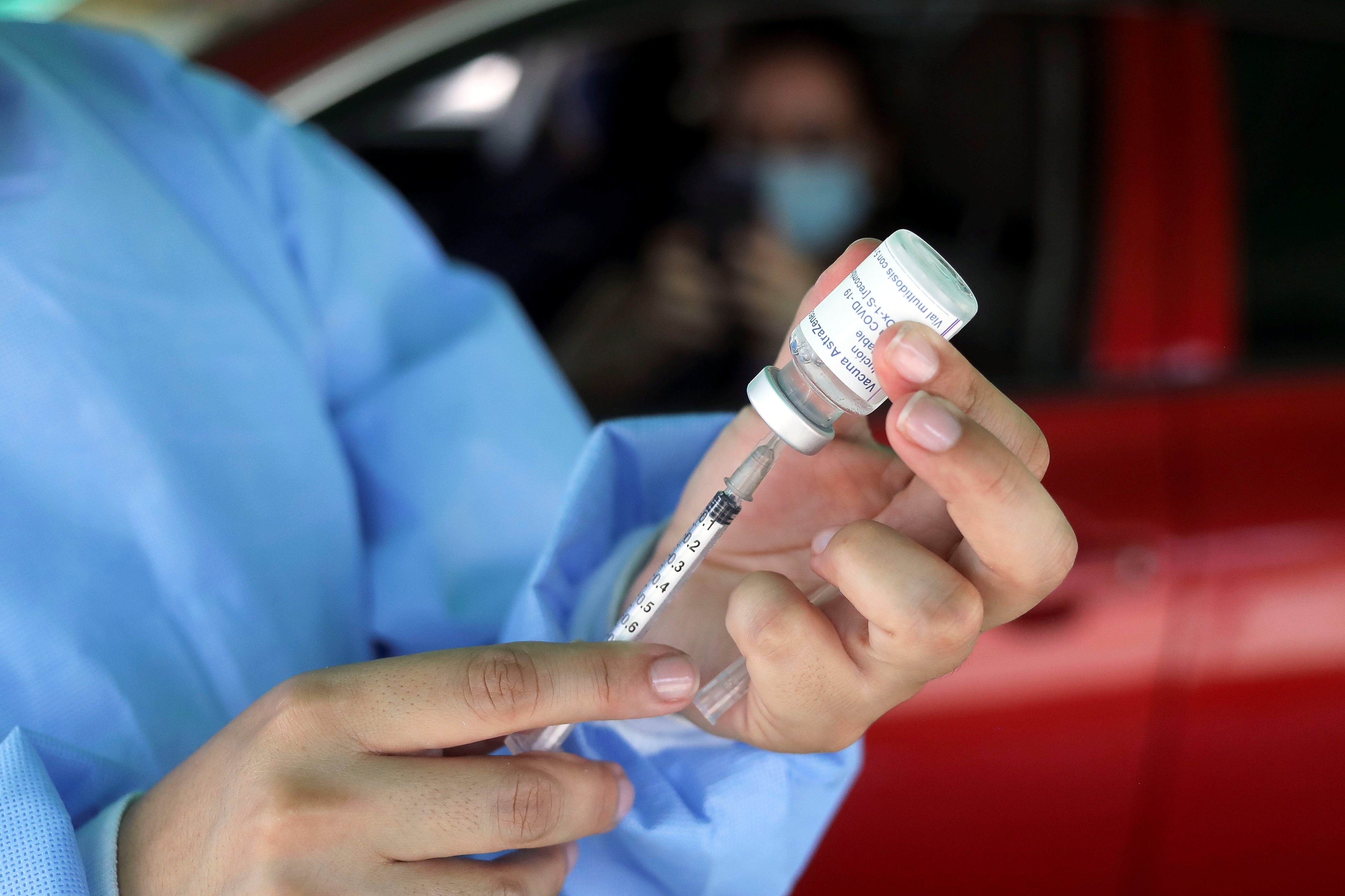 Una trabajadora de la Salud prepara una dosis de la vacuna contra el COVID