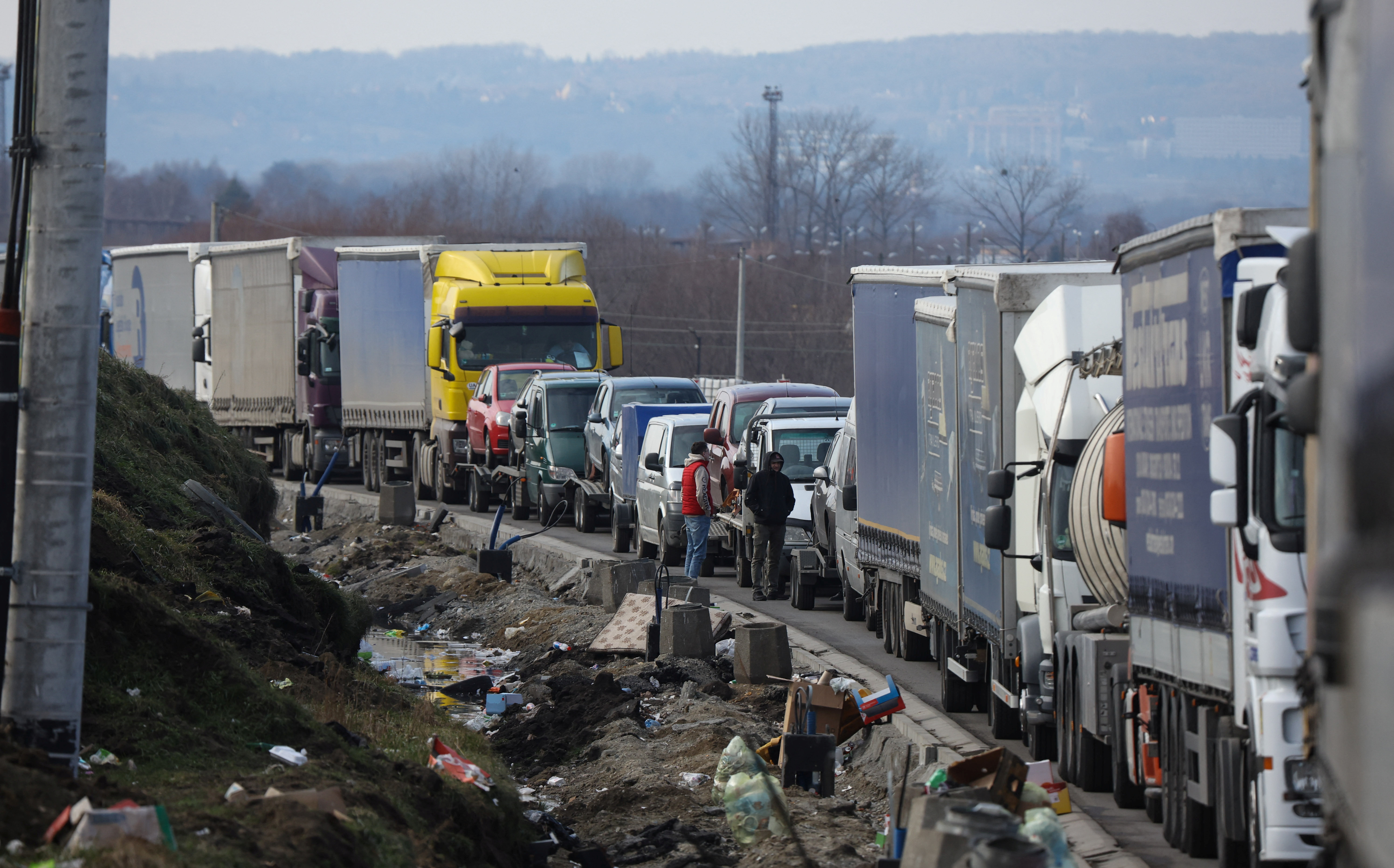 Coches y camiones esperan en la frontera entre Polonia y Ucrania en Medyka, Polonia (REUTERS/Kacper Pempel)
