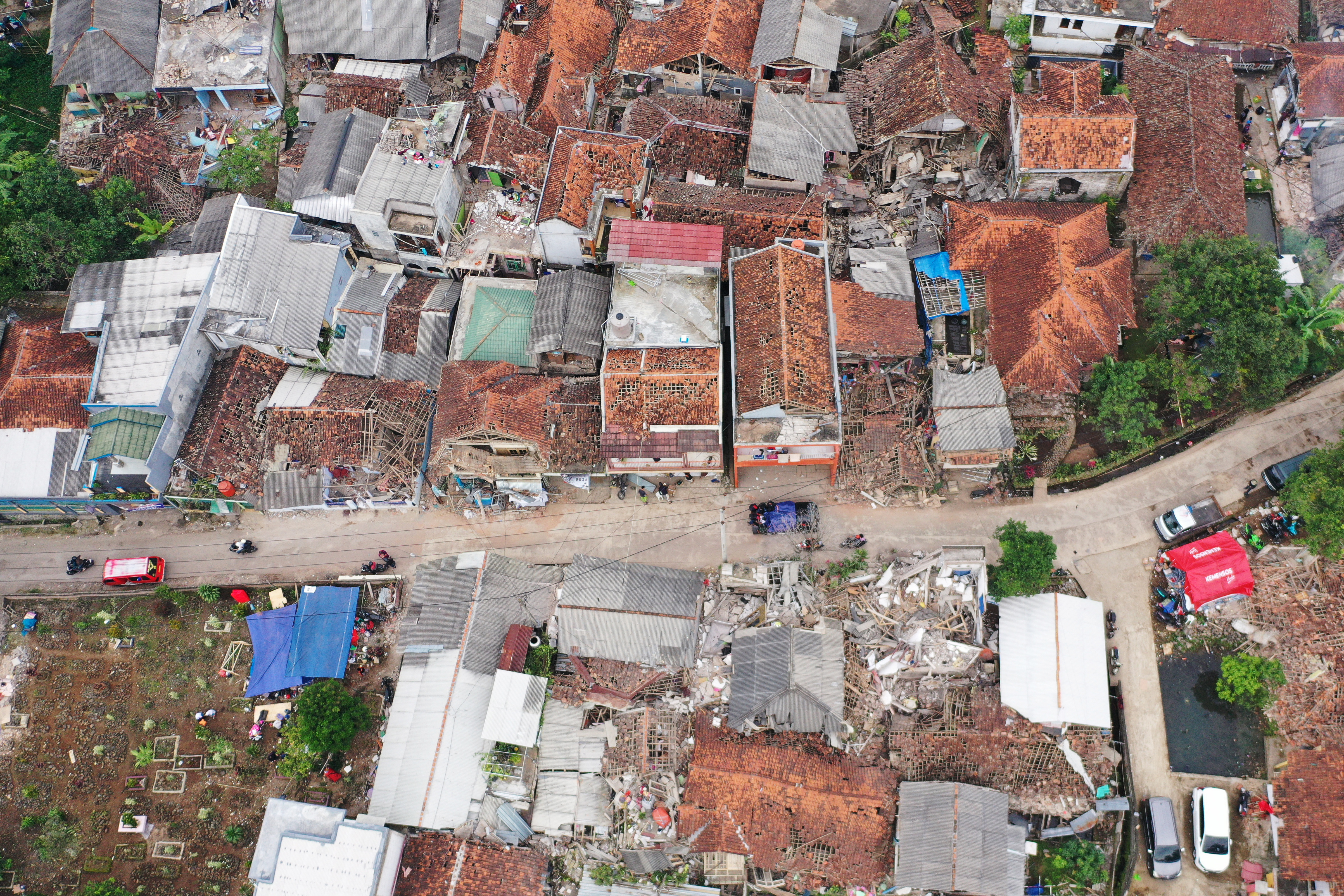 Una vista aérea muestra casas dañadas y derrumbadas en Cugenang, Cianjur (Foto de ADEK BERRY / AFP)