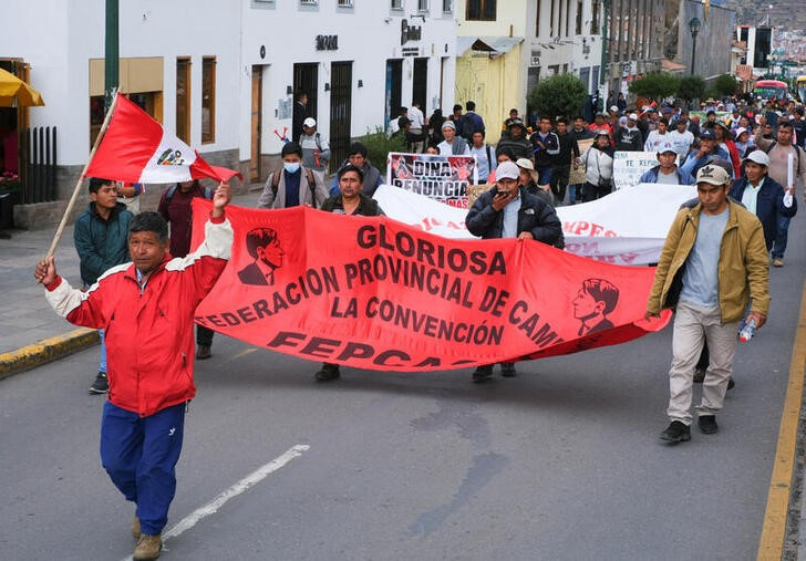 Un hombre sostiene una bandera peruana mientras participa en una manifestación antes de dirigirse a Lima para reunirse con manifestantes de todo el país para la marcha de la "Toma de Lima", pidiendo la renuncia de la presidenta de Perú, Dina Boluarte, tras la destitución y arresto de expresidente Pedro Castillo, en Cusco, Perú, 18 de enero de 2023. REUTERS/Paul Gambin NO REVENTAS. NO ARCHIVOS