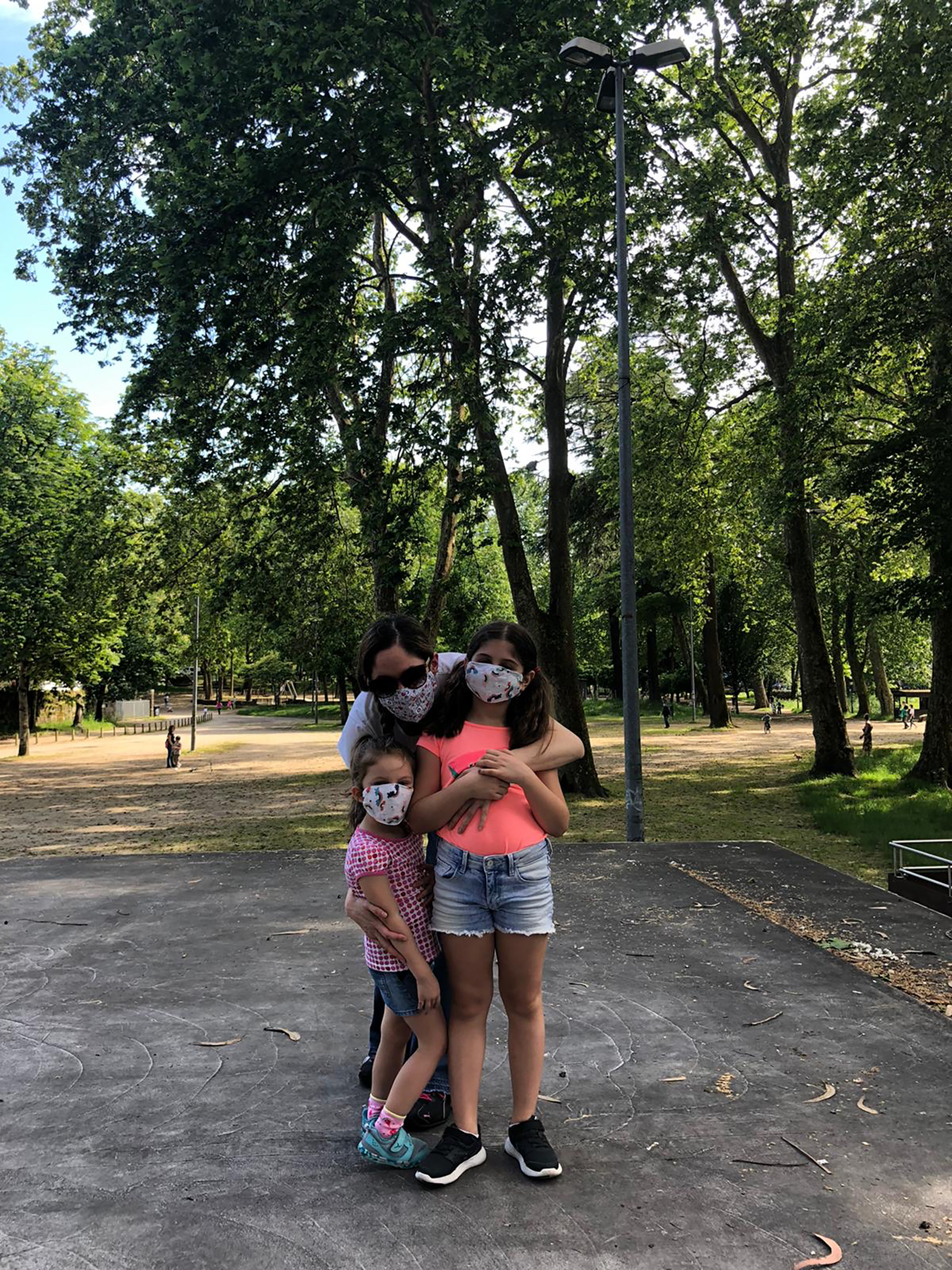 Los chicos disfrutan del aire libre, caminar por las calles libres que están limpias y ordenadas