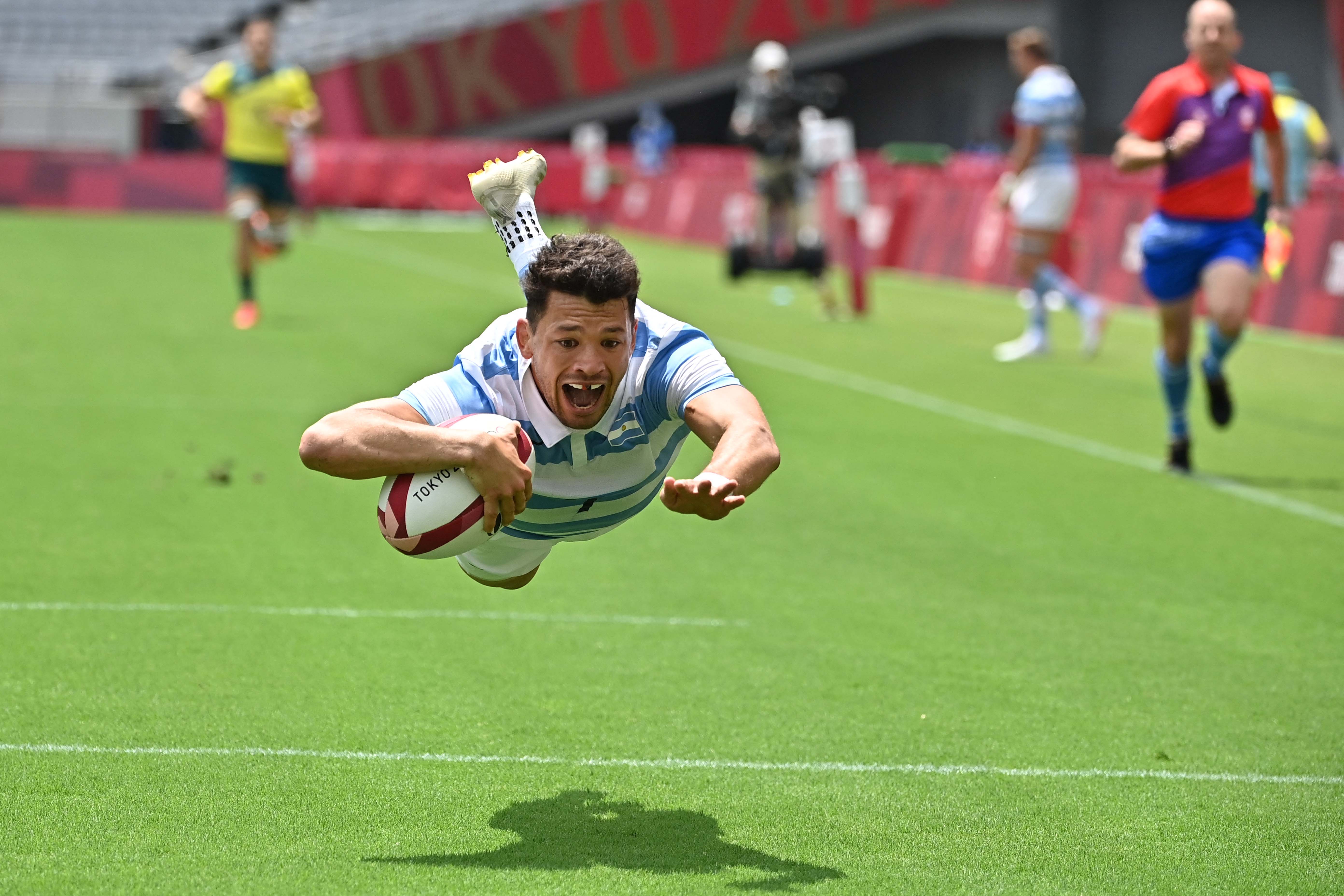 Argentina's Lautaro Bazan Velez scores a try in the men's pool A rugby sevens match between Australia and Argentina during the Tokyo 2020 Olympic Games at the Tokyo Stadium in Tokyo on July 26, 2021. (Photo by Ben STANSALL / AFP)