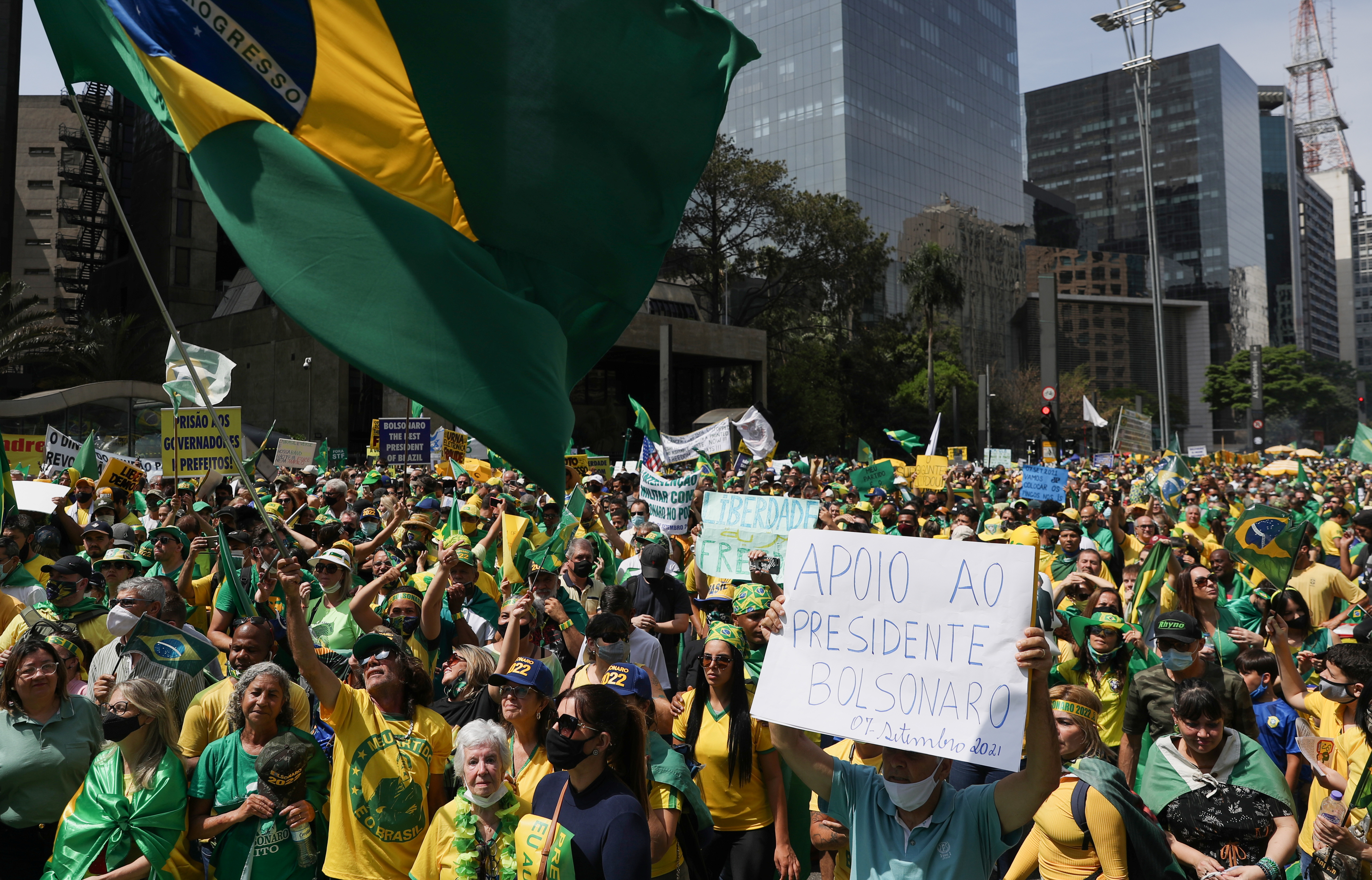 "Apoyo al presidente Bolsonaro", reza la pancarta que sostiene un manifestante durante la movilización a favor del presidente en San Pablo