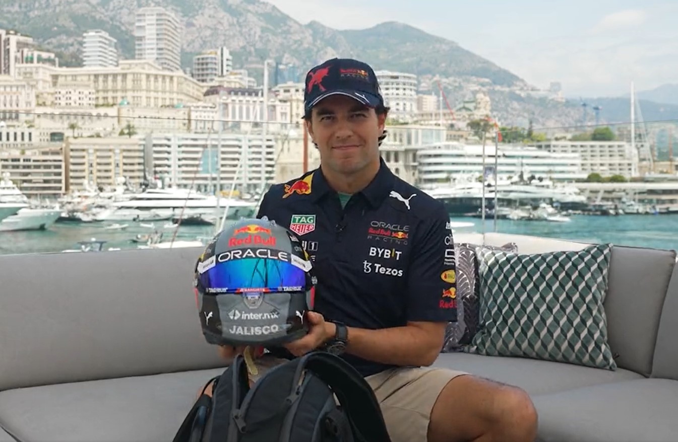 Sergio Pérez con casco especial para el Gran Premio de Mónaco 2022. Foto: @SChecoPerez