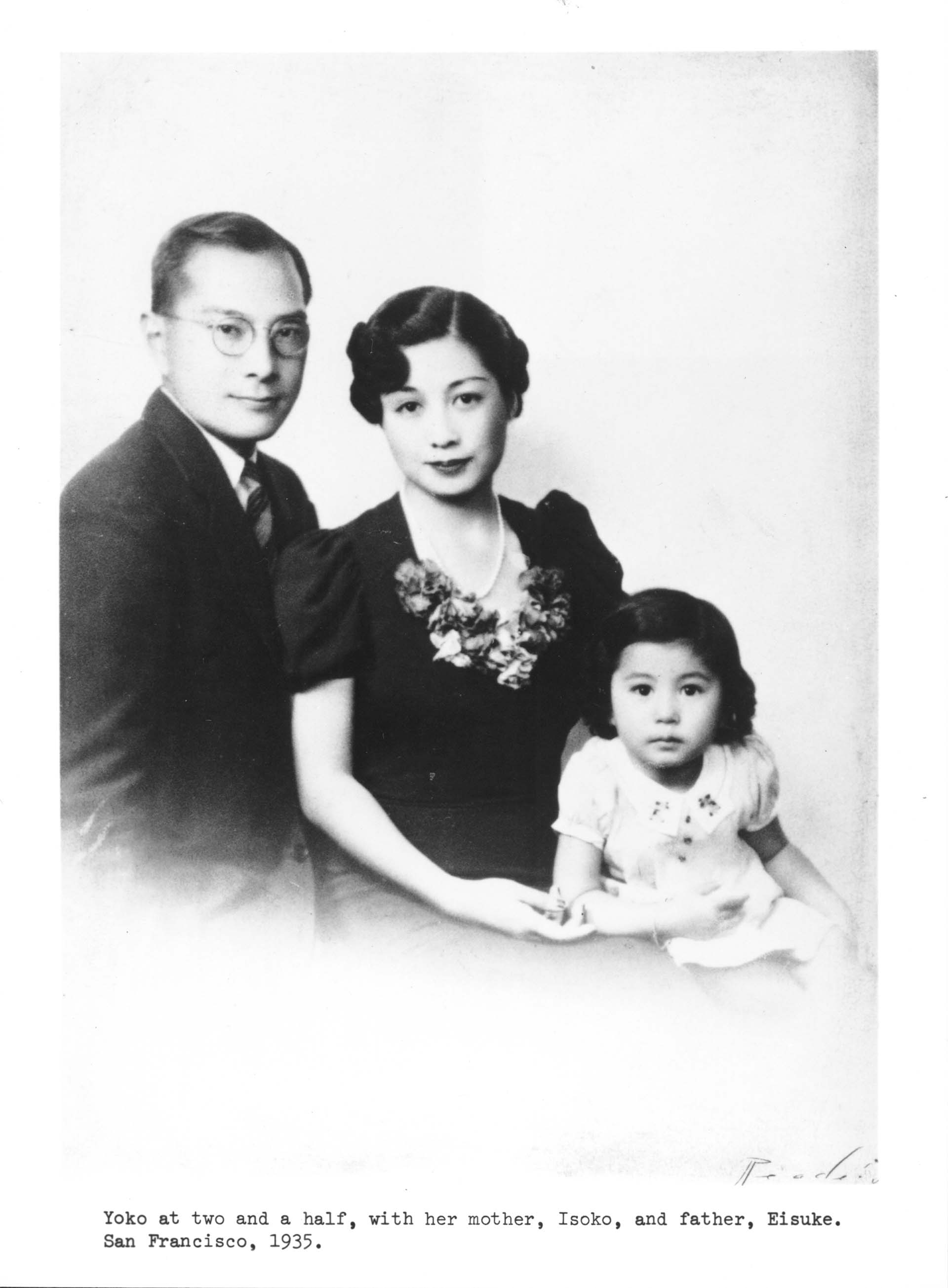 Yoko Ono nació el 18 de febrero de 1933, en el seno de una familia de la aristocracia japonesa. Su padre, Eisuke, venía de un antiguo linaje de guerreros Samurai, descendientes de un emperador del siglo IX. Su madre, Isoko, era parte del clan Yasuda, una de las familias más ricas del país (Michael Ochs Archives/Getty Images)