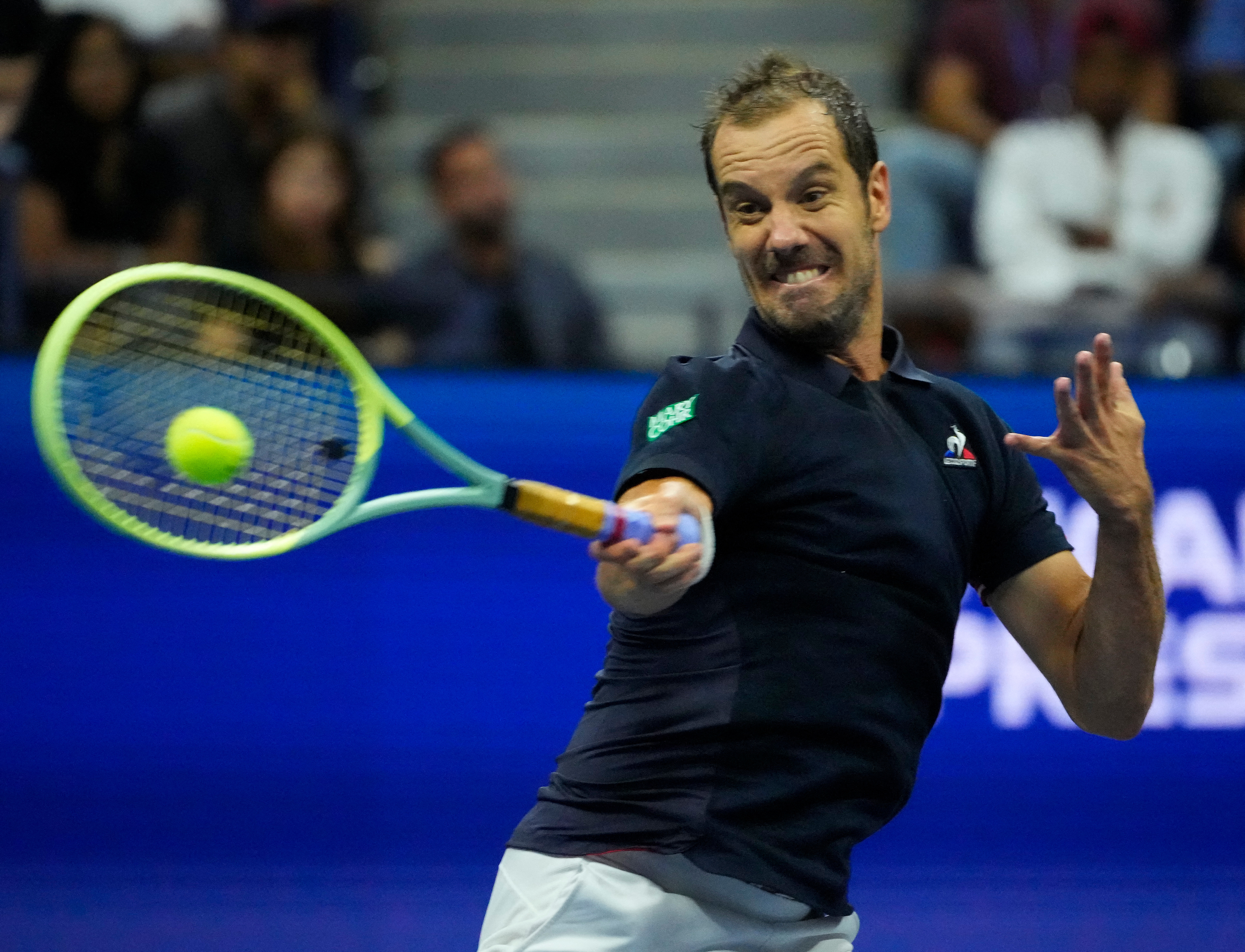 Gasquet no encontraba herramientas ni recursos para responder al macizo y poderoso juego desde el fondo de la pista de Nadal, que movía a su contrincante a su antojo y que se llevó el set por 6-0 en 42 minutos.