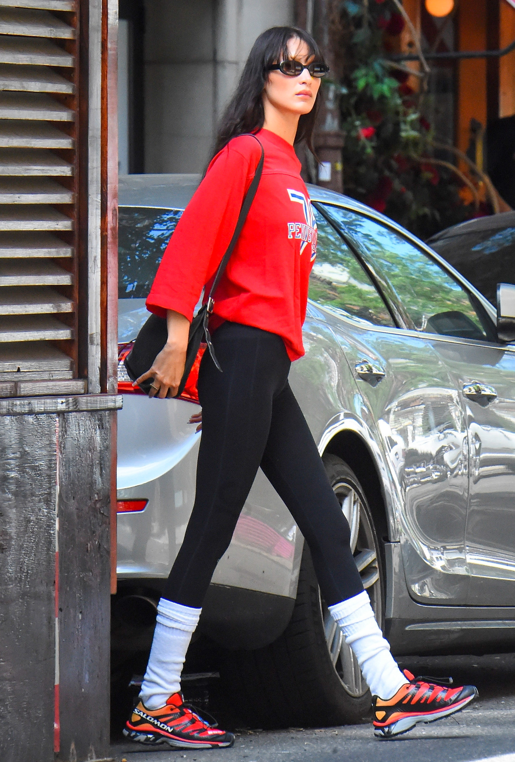 ¡Volvieron los 90! La supermodelo Bella Hadid salió a caminar por Manhattan luciendo un look que nos remite a aquella década: buzo rojo brillante y medias altas sobre calzas negras (Fotos: The Grosby Group) 
