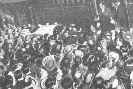 El féretro con los restos del senador electo fueron llevados en tren a Rosario (Caras y Caretas)