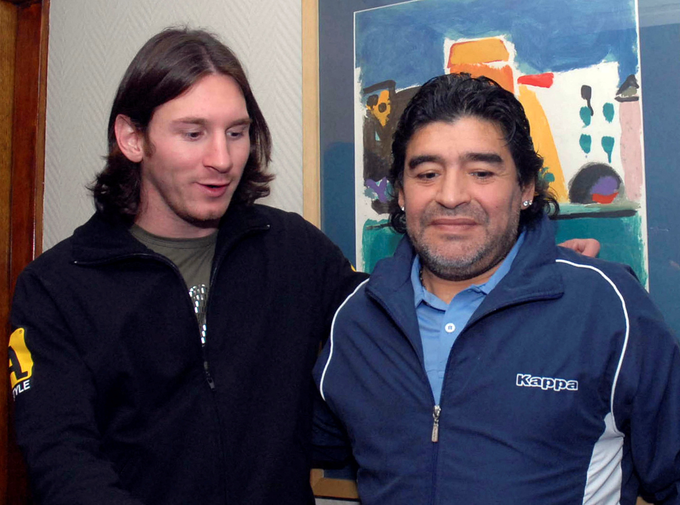 Leo en un encuentro con Diego Maradona en agosto de aquel año REUTERS/Stringer (ARGENTINA)/File Photo)