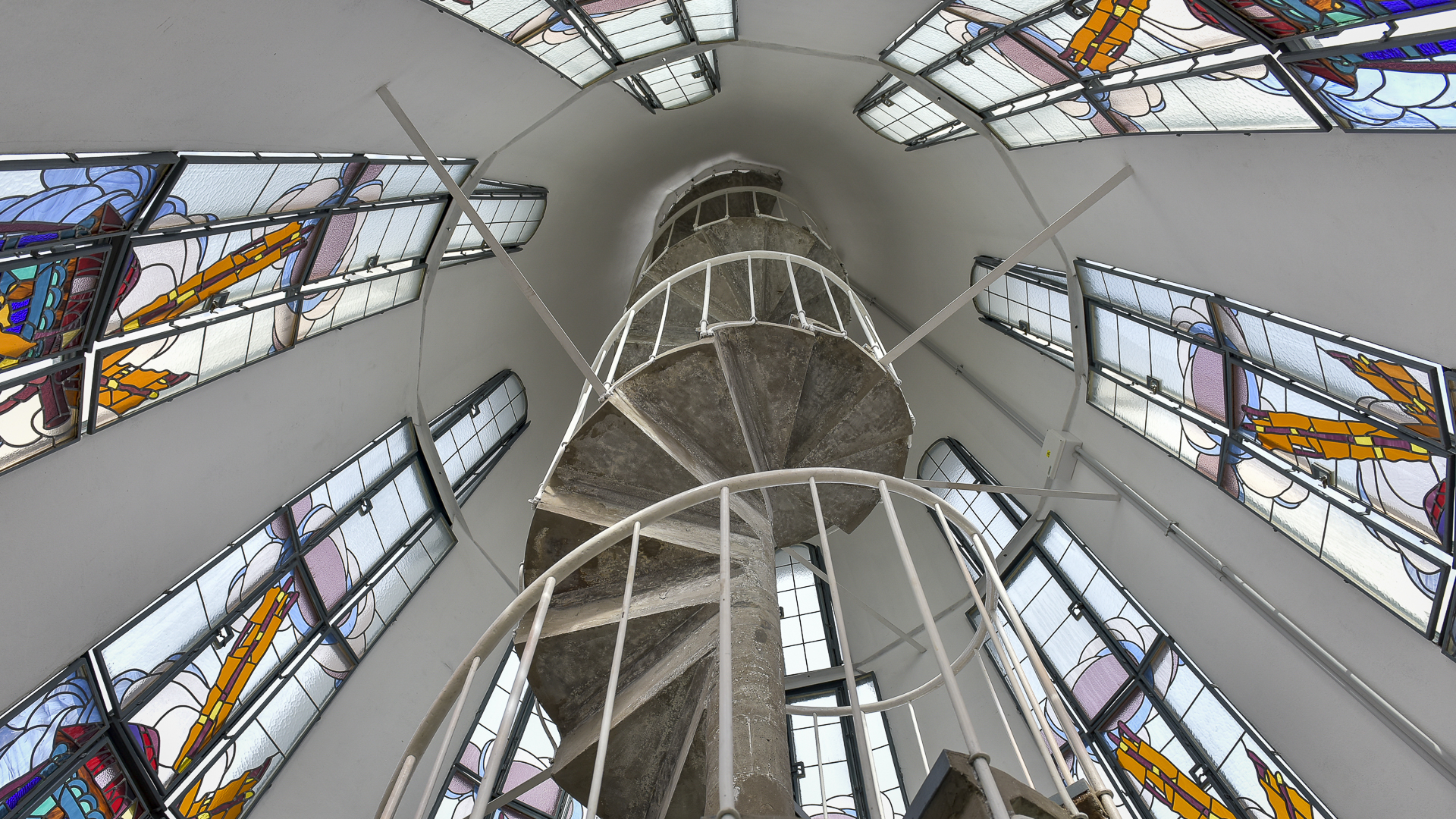 La formidable cúpula y los vitrales, a nuevo (Gustavo Gavotti)