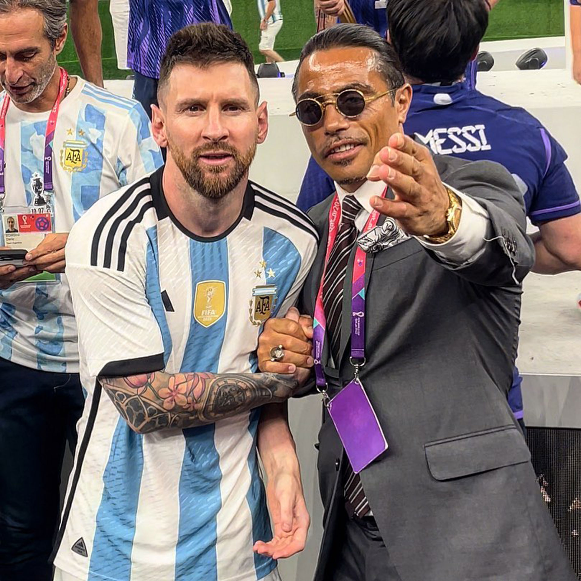 Luego de tanto insistir, se tomó una fotografía junto a Lionel Messi (@nusr_et)