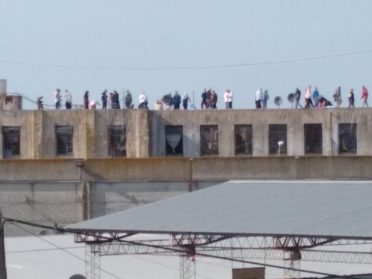 Los presos en los techos del penal N°10.